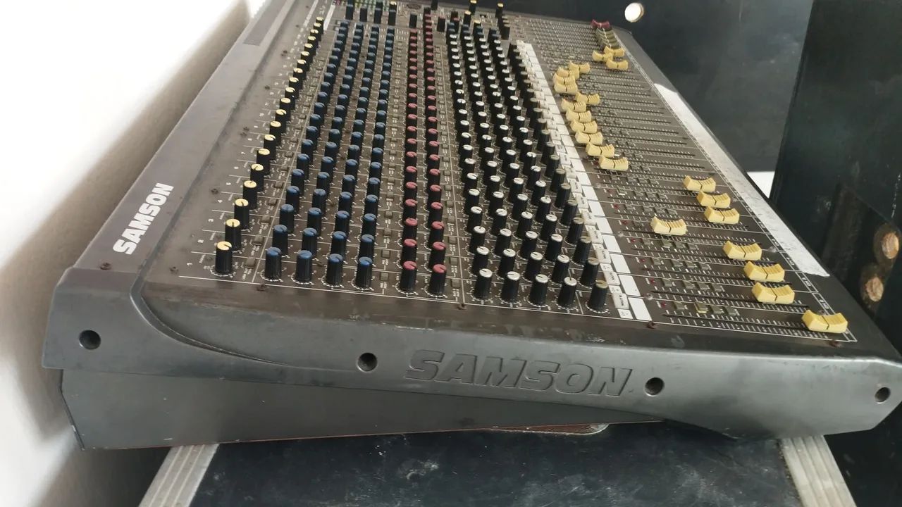 Mesa 24 canais perfeita. 2 efeitos  5 auxiliares samson - Foto 2