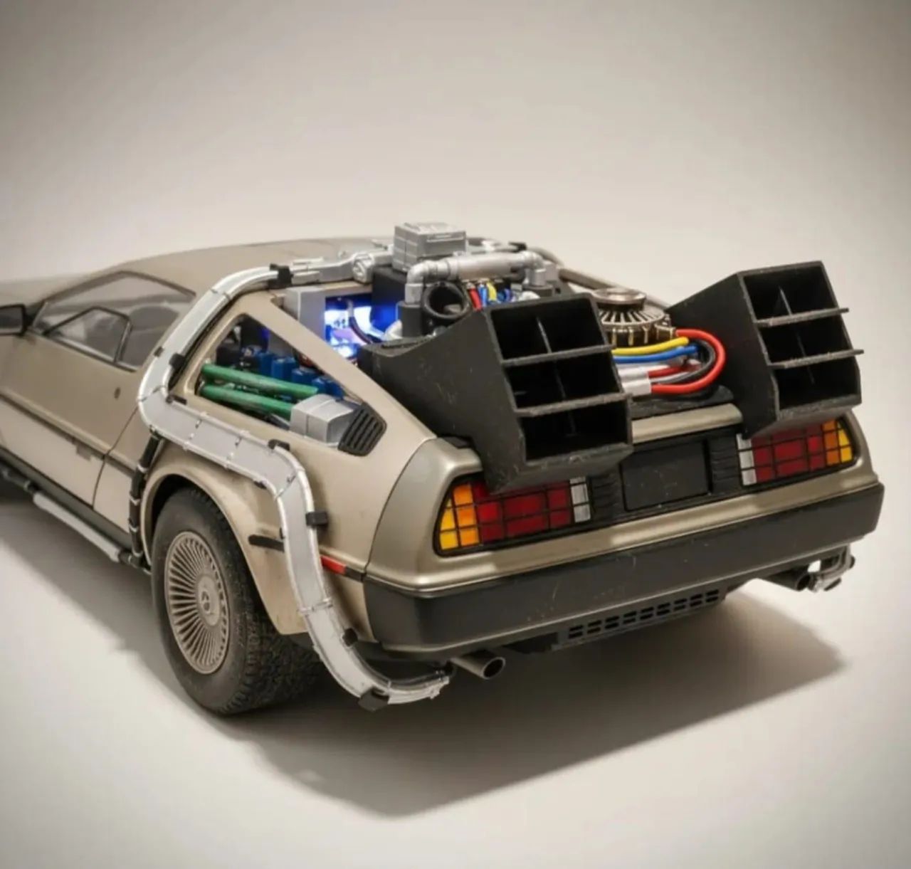 AUTOMODELO MINIIATURA DELOREAN DE VOLTA PARA O FUTURO ESTRUTURA EM