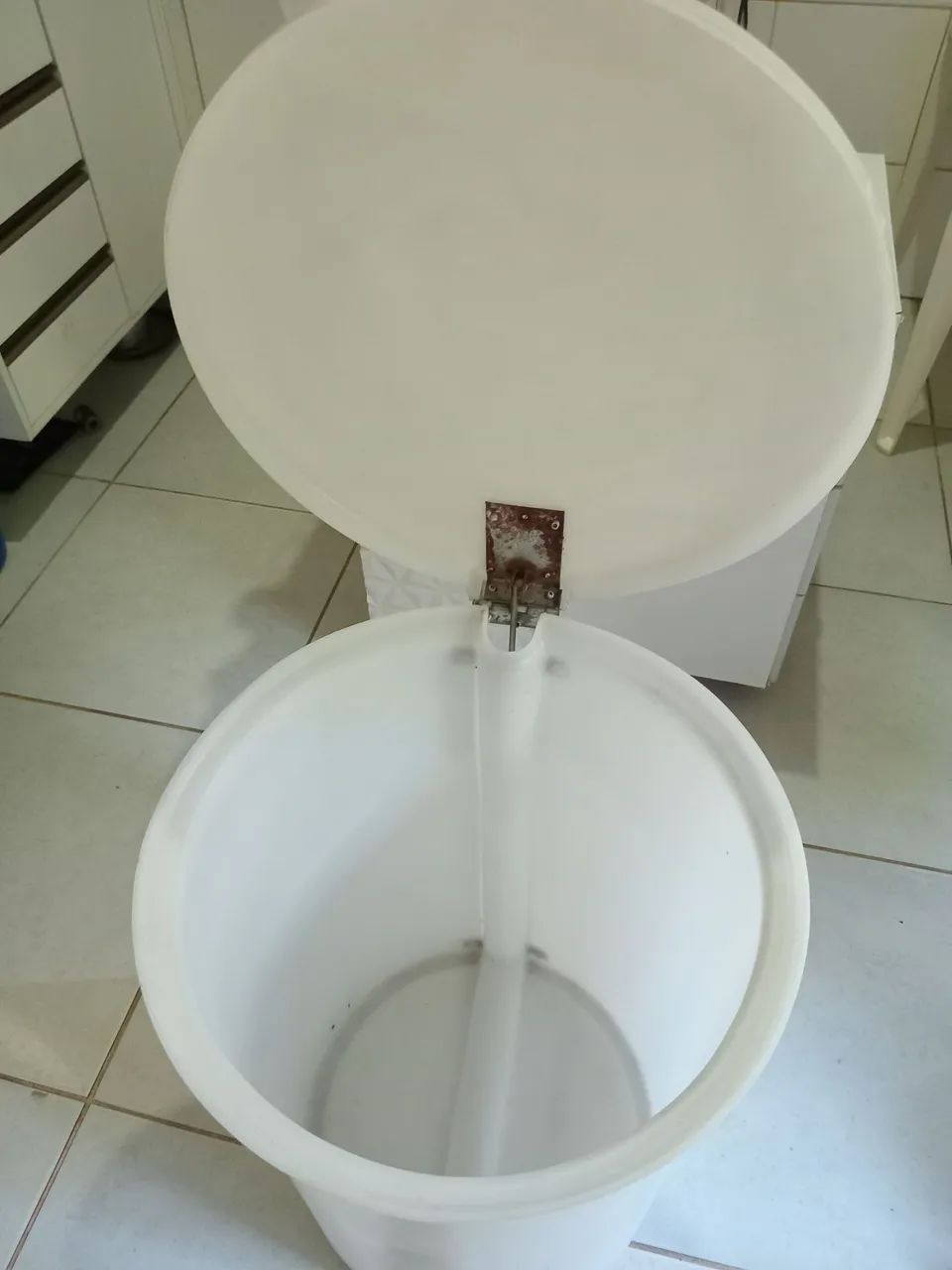 Lixeira 100 Lts com pedal - Foto 2