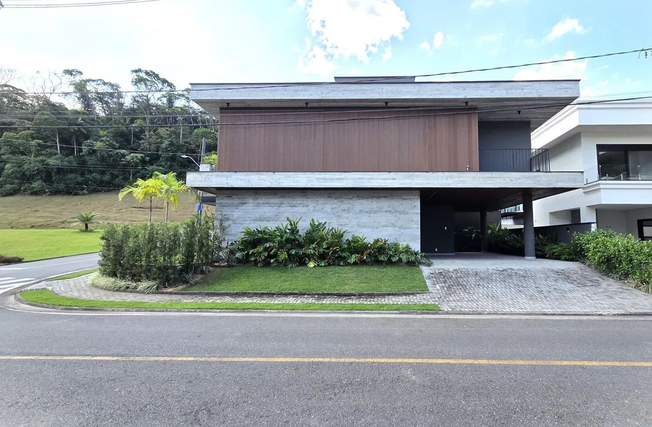 Casa em Condomínio com 3 Suítes e 234 m²