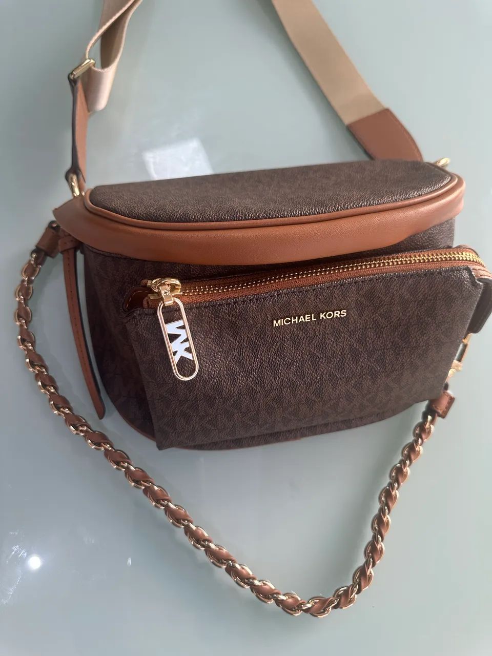Esta é uma bolsa Michael Kors Slater Medium Sling Pack em marrom  ( ORIGINAL ) - Foto 2