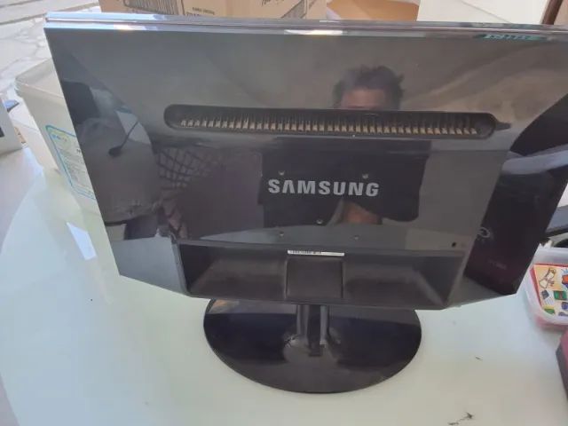 Monitor sanssung com marcas na tela, funcionando - Foto 4