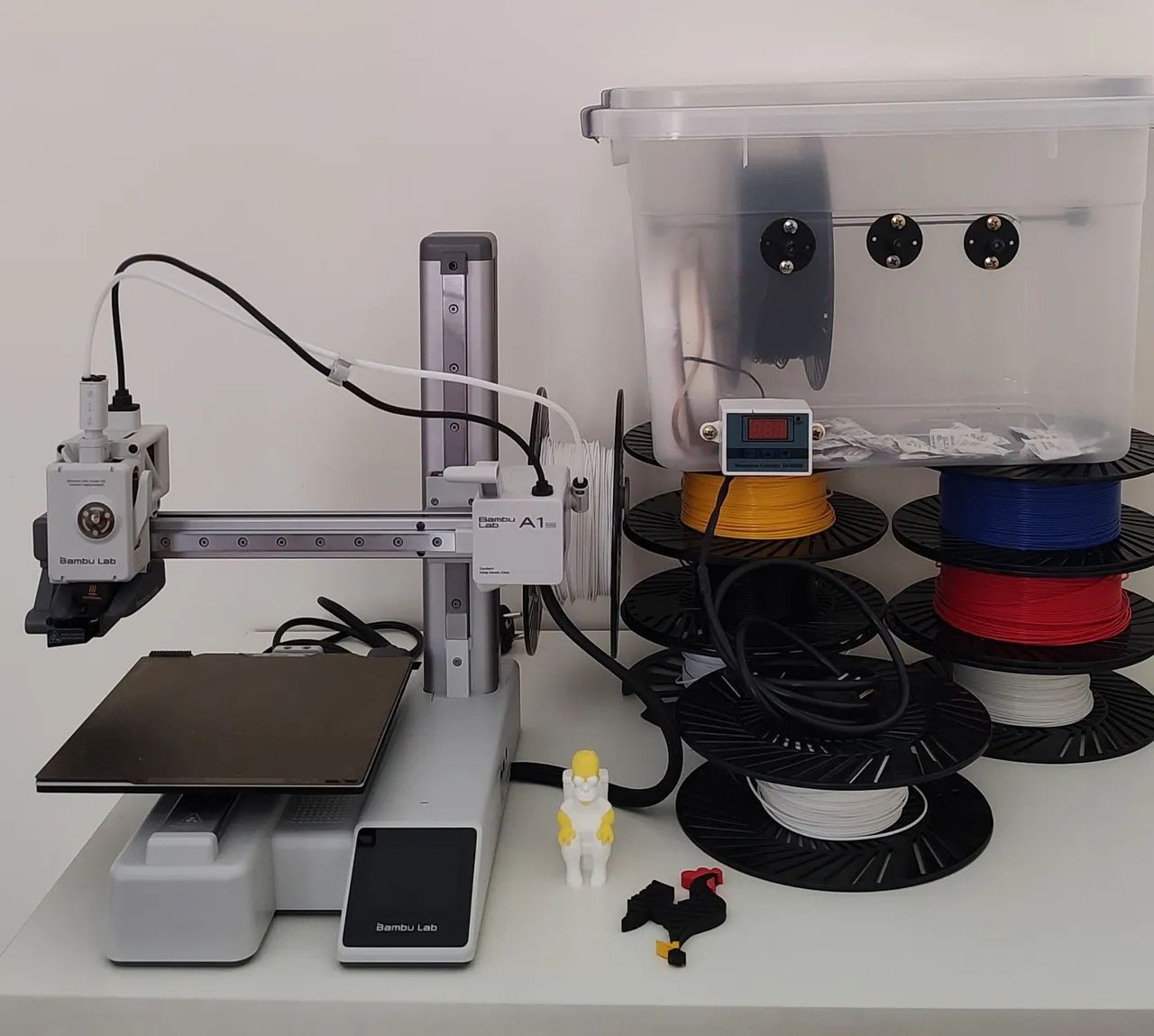 Bambu Lab A1 Mini com secador de filamentos e alguns filamentos 