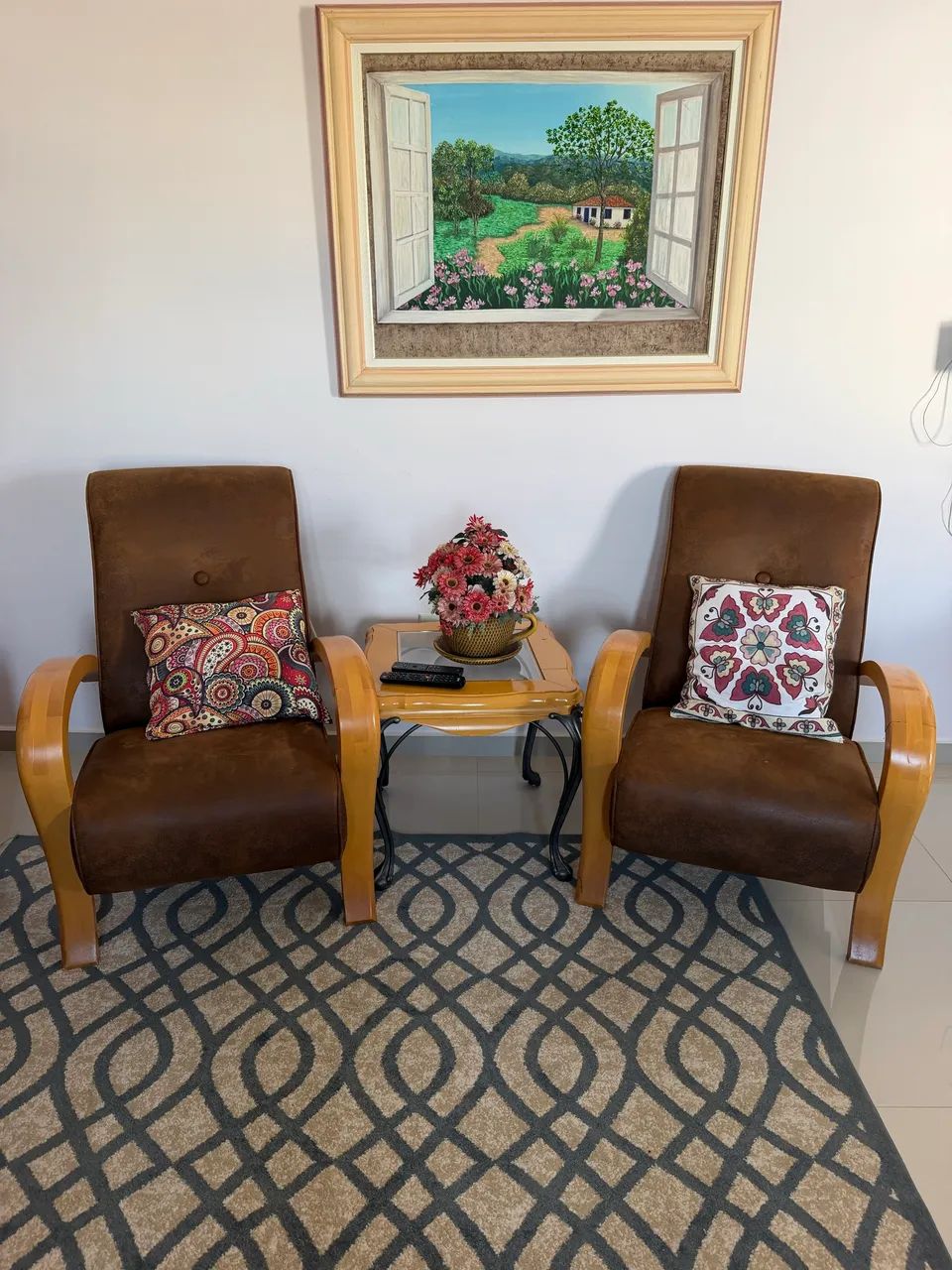 2 poltronas marrons + mesa de centro
