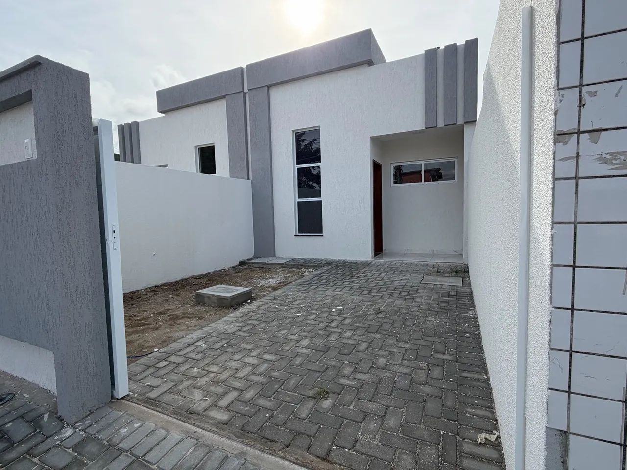 Casa 3 quartos, suíte e garagem.