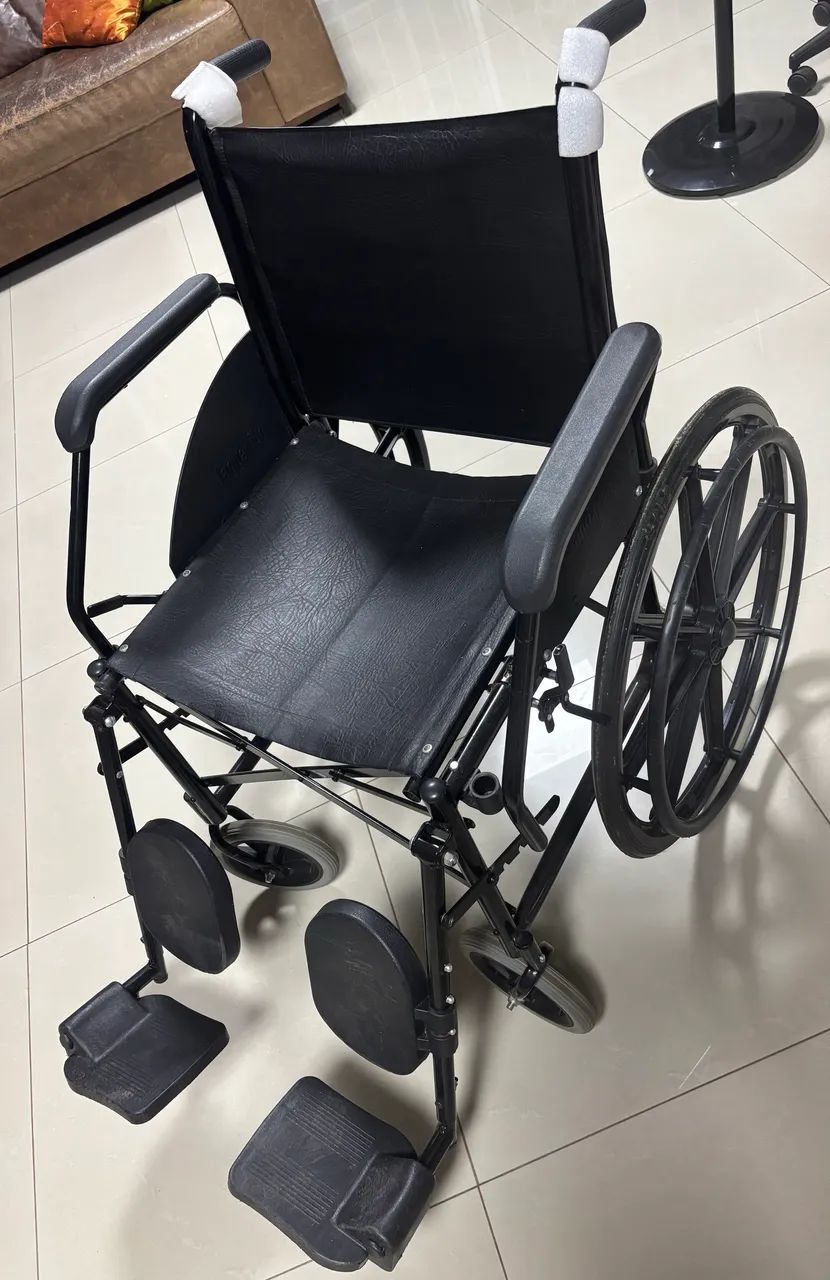 Cadeira de rodas com apoio para pernas - Foto 2