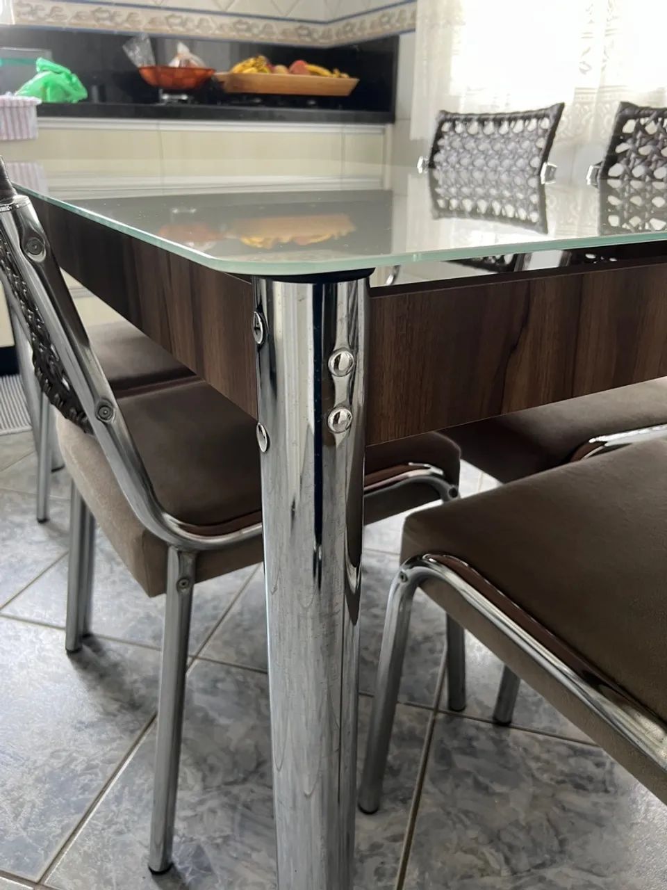 VENDO MESA COM 5 CADEIRAS - Foto 2