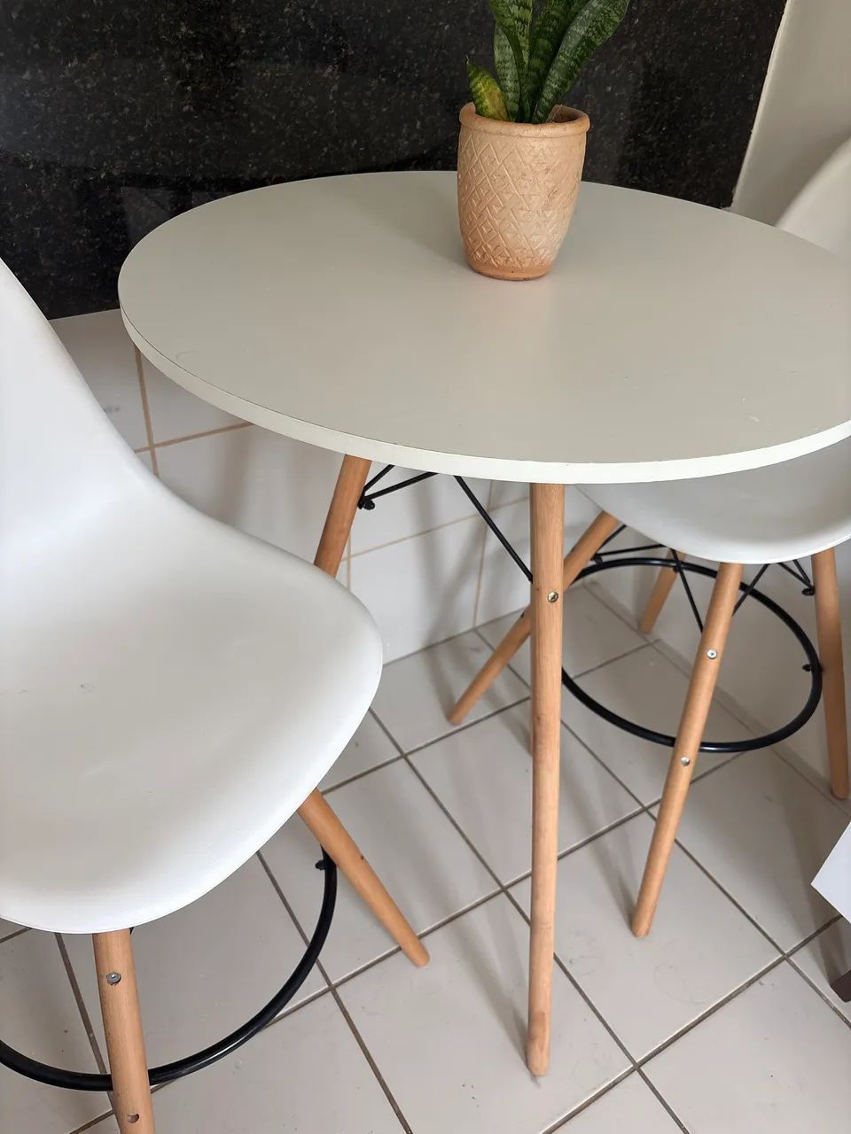 Mesa alta com banquetas / cadeiras eames - Foto 3