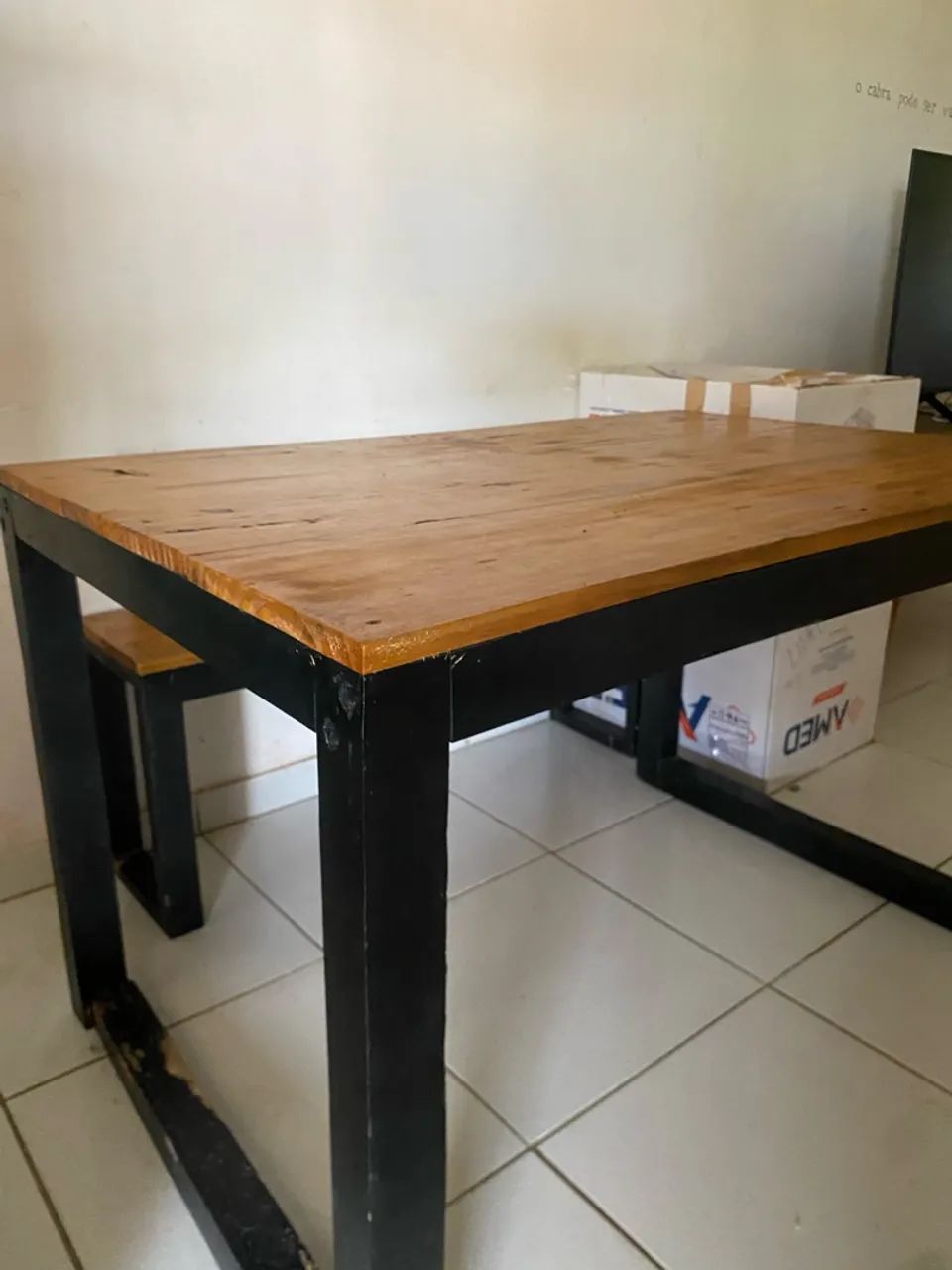 MESA DE MADEIRA COM BANCO