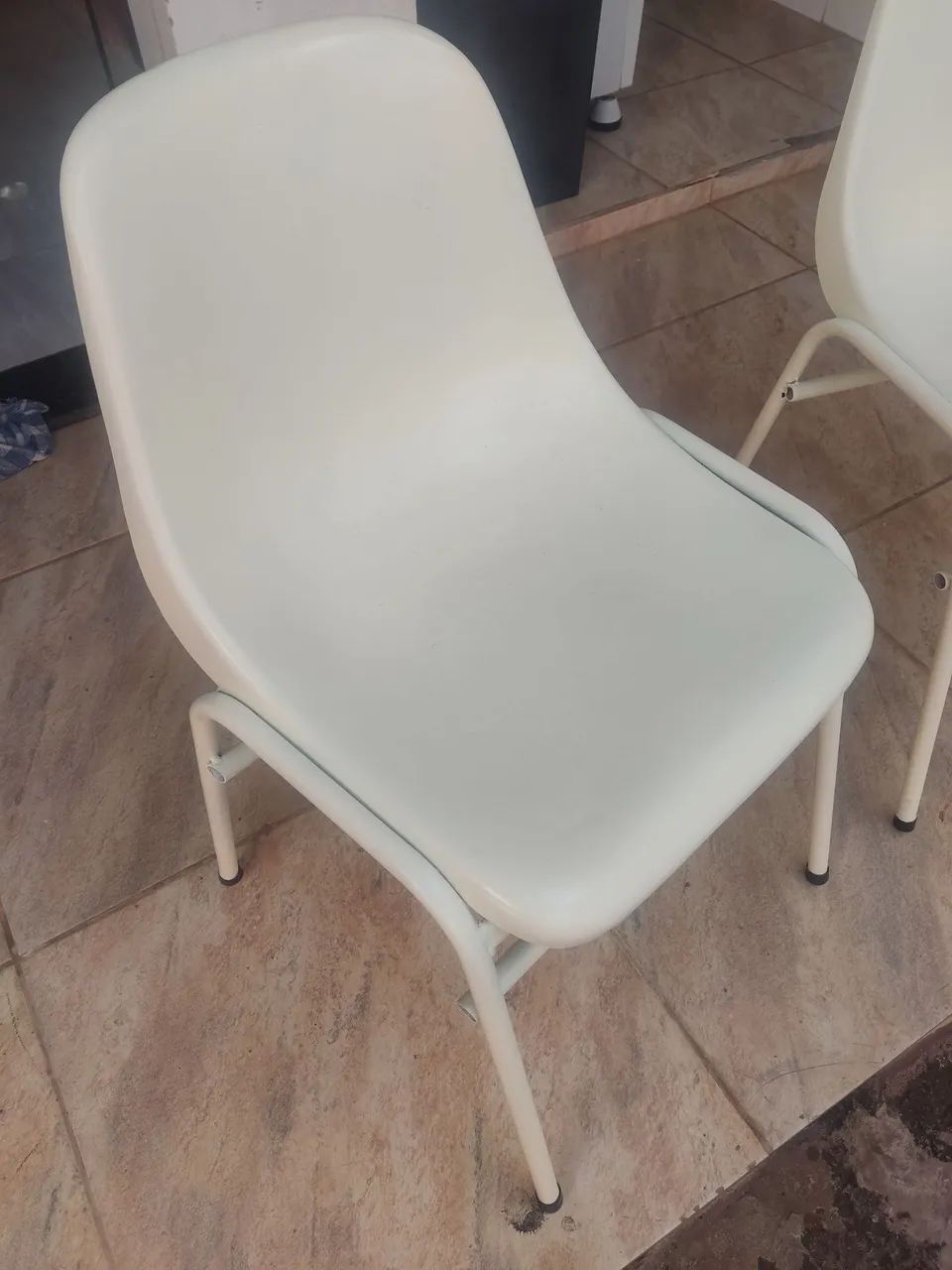 2 Cadeiras de plástico com pé de ferro - Foto 3