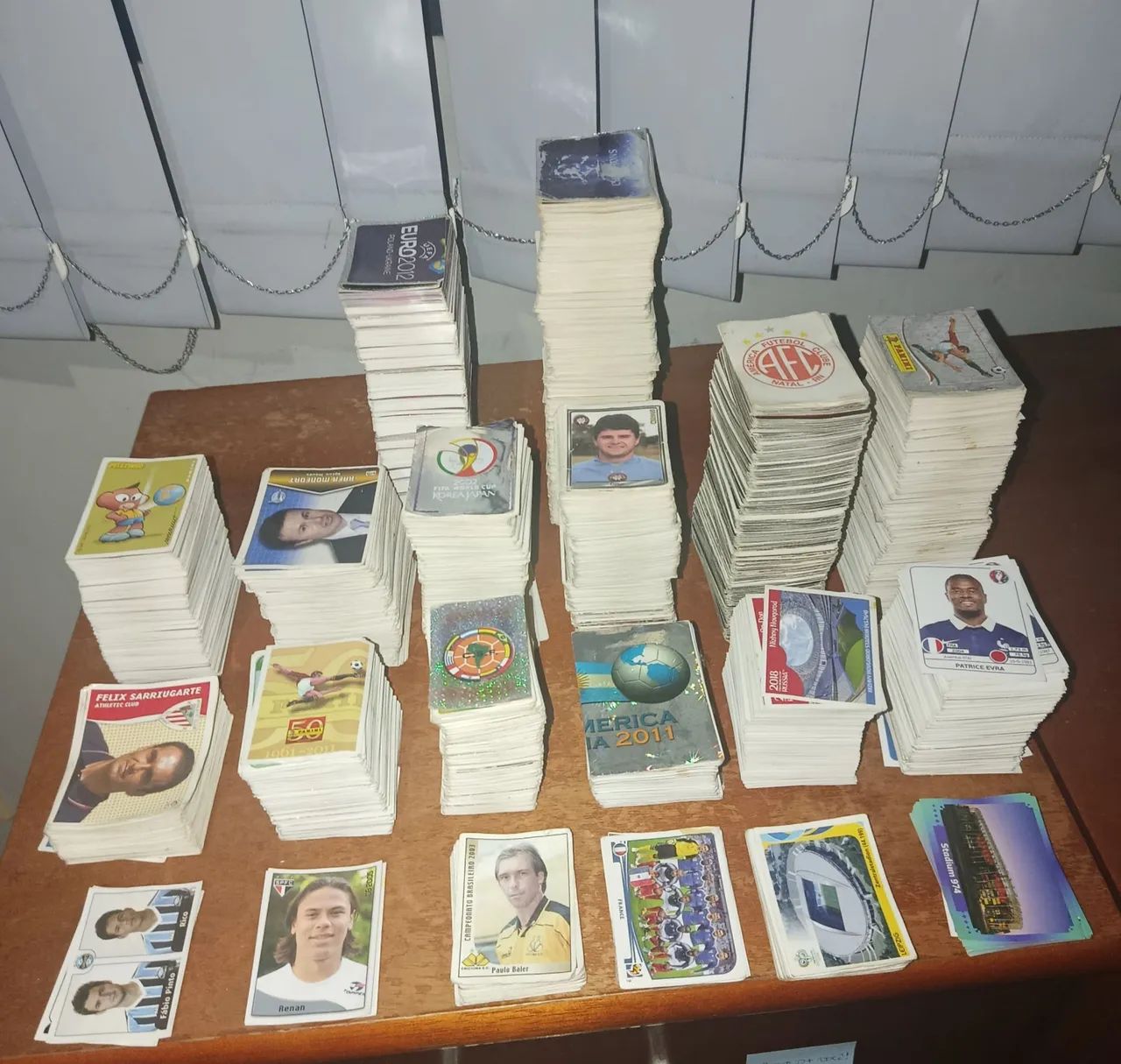 Caixa com figurinhas de diversos álbuns  - Foto 2