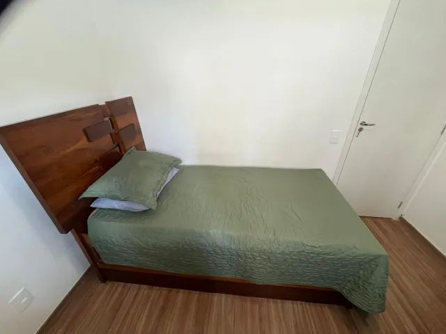 Cama de Solteiro em Madeira com Cabeceira - Ótimo Estado