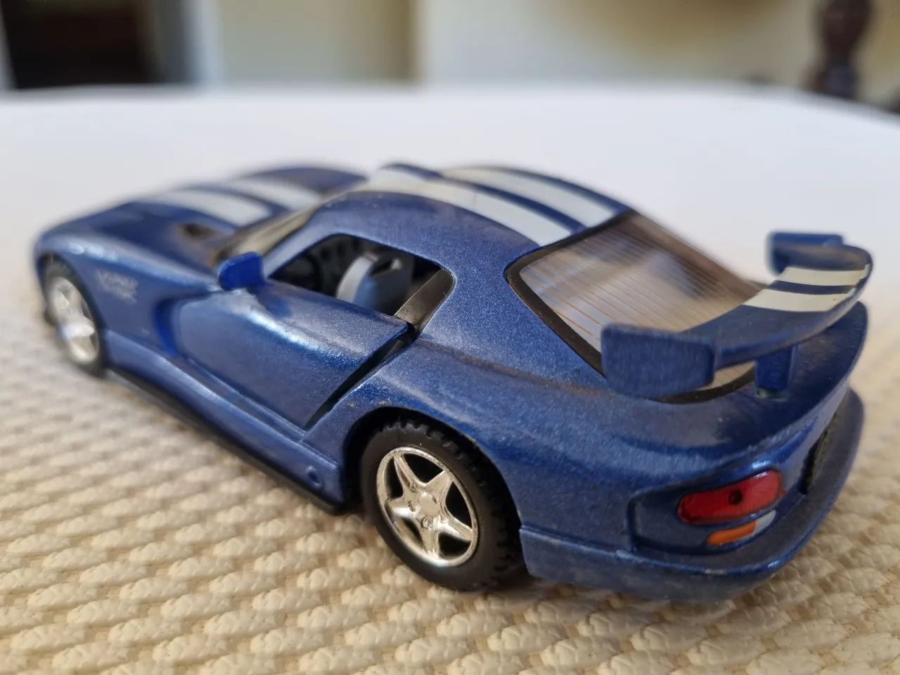 Miniatura Dodge Viper GTS-R - Kinsmart Escala 1:36 - Foto 4