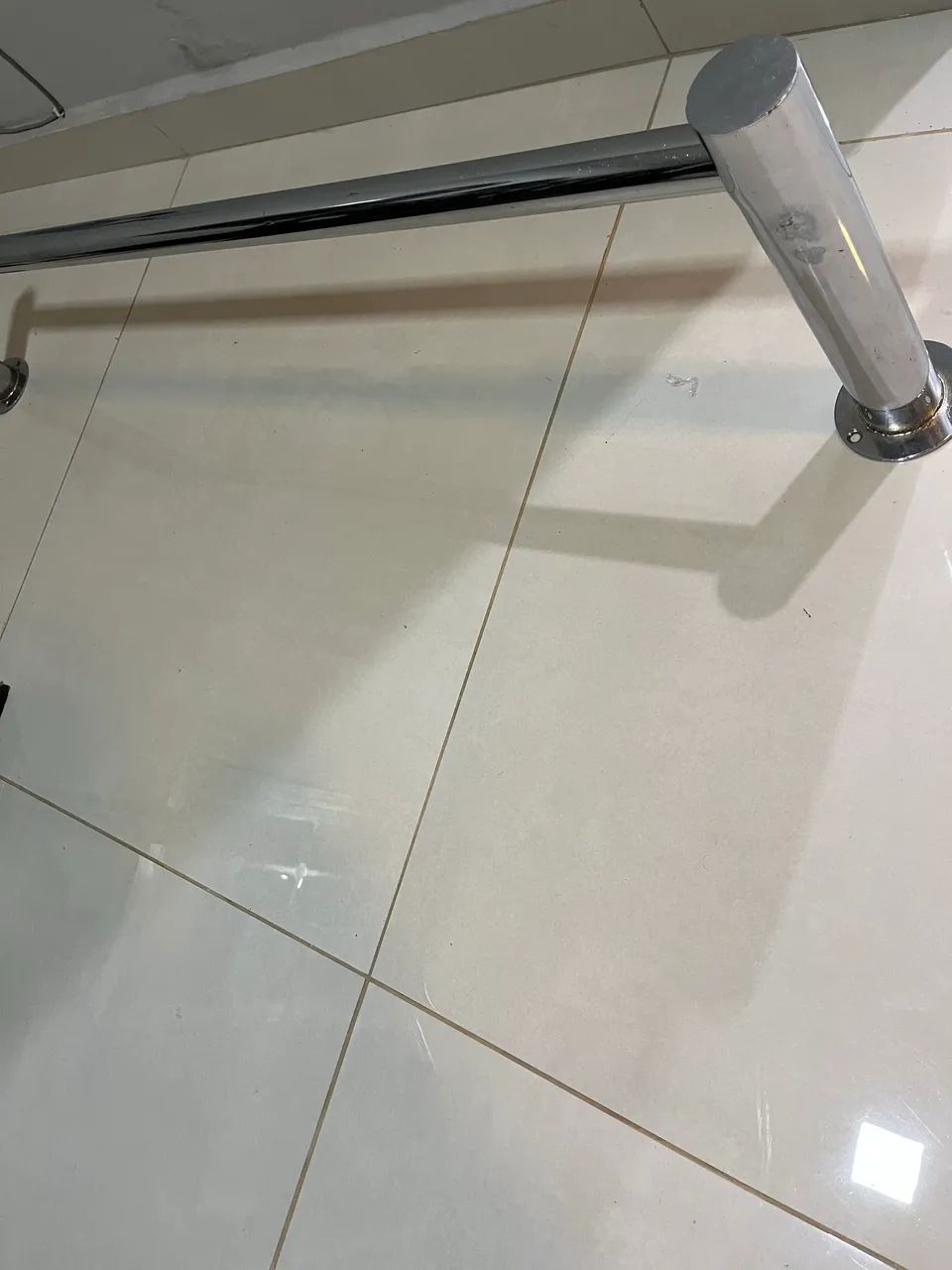 Arara de parede para loja de roupas 1,10m - Foto 3
