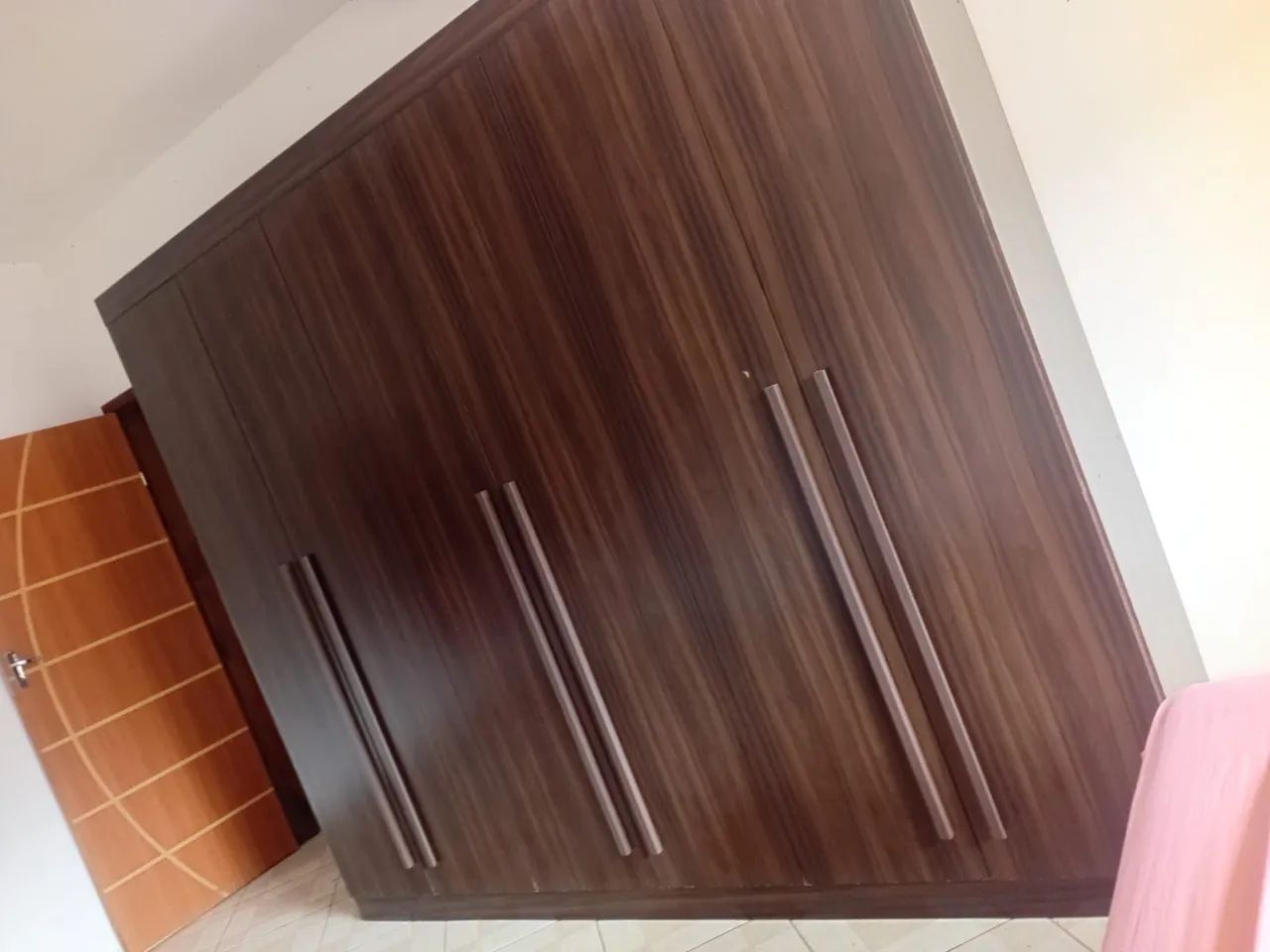 VENDO GUARDA ROUPA 6 PORTAS - Foto 5