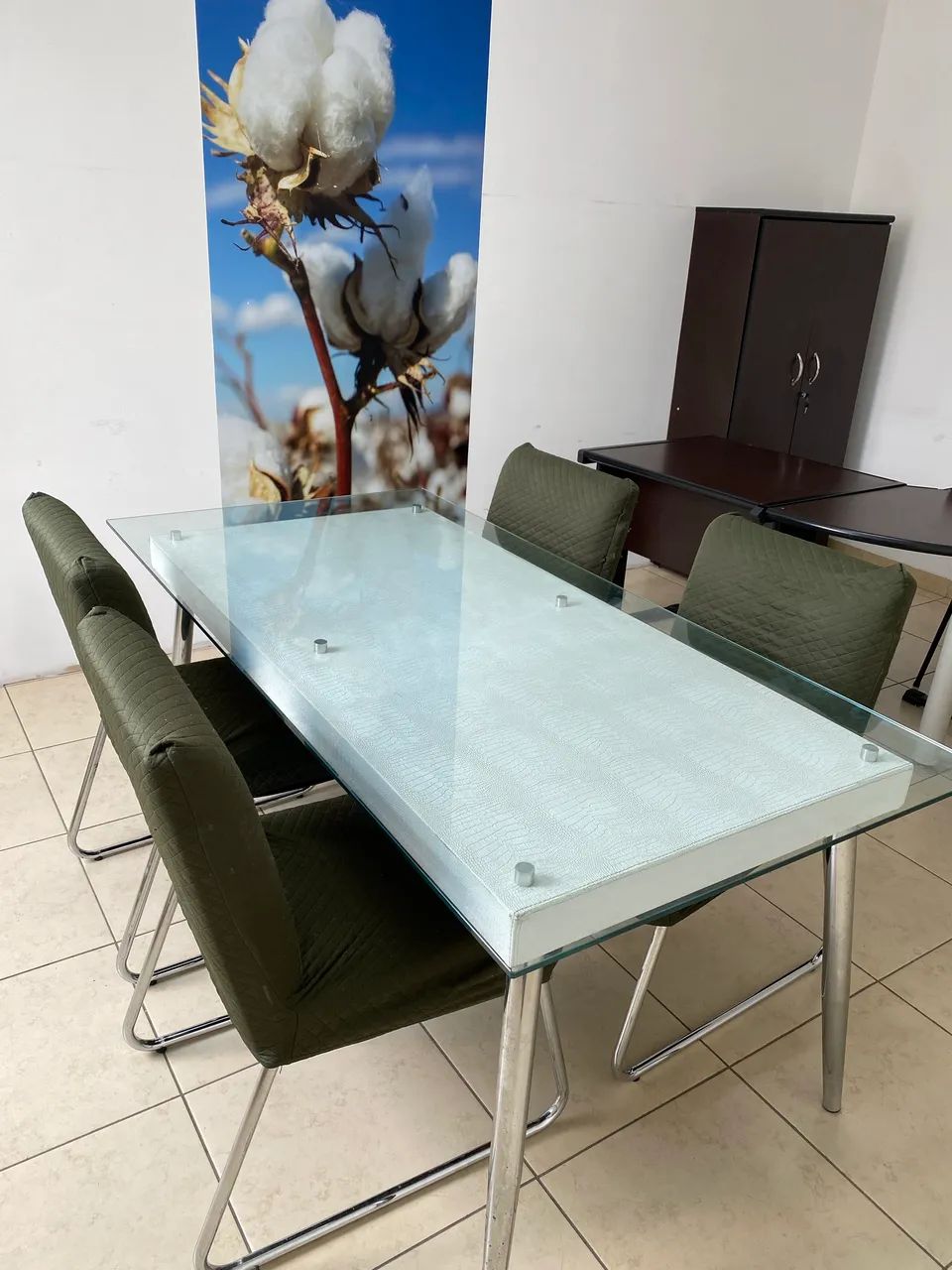 Mesa com tampo de vidro e 4 cadeiras  - Foto 5