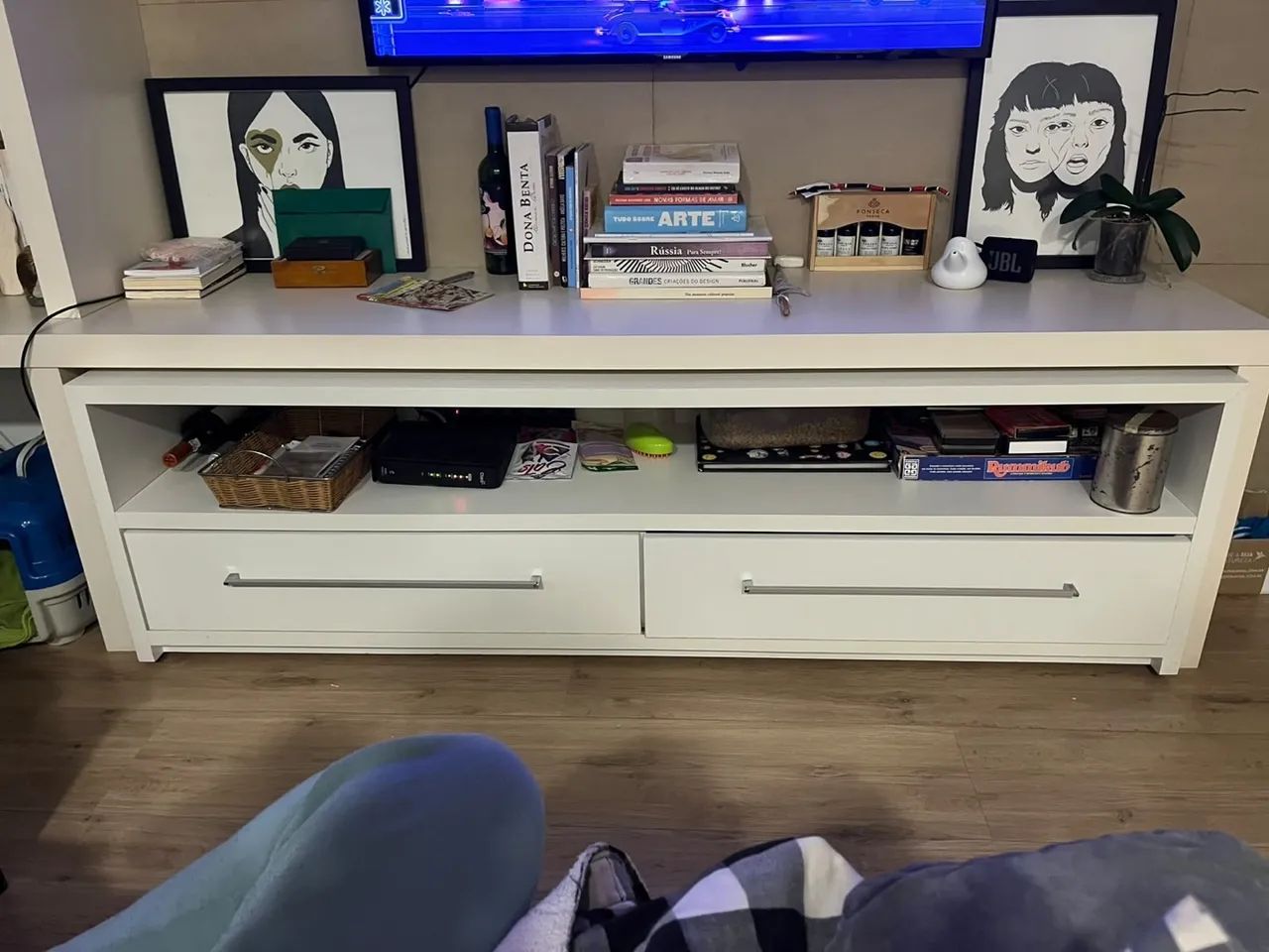 Rack branco com rodinhas embutidas