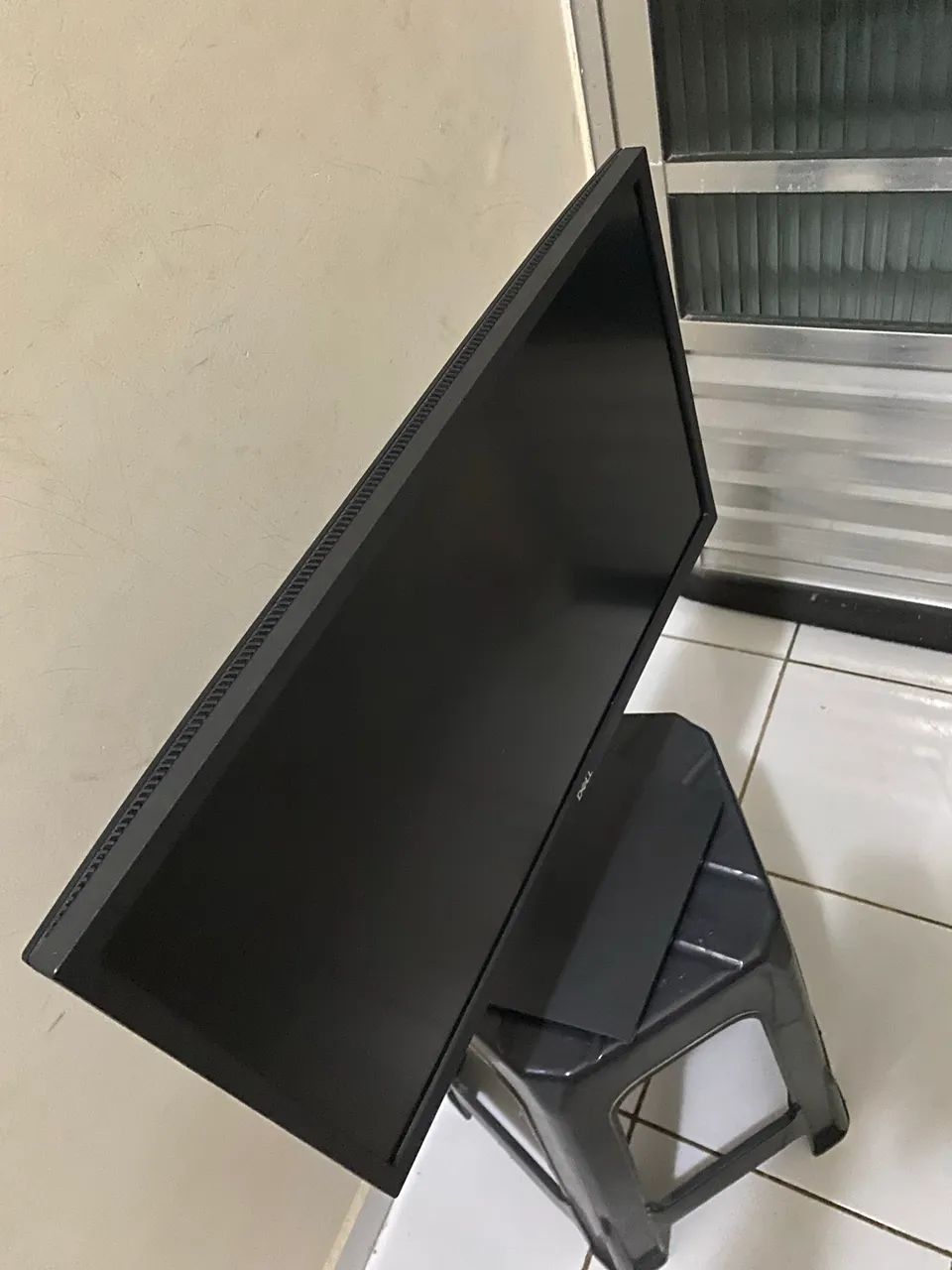 Possui resolução Full HD (1920 x 1080).  A taxa de atualização é de 75 Hz  - Foto 6