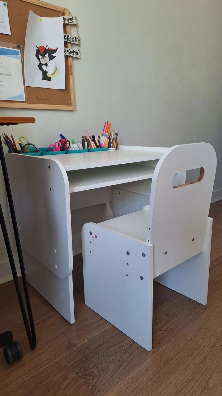 Height-adjustable children's table477336244511713283