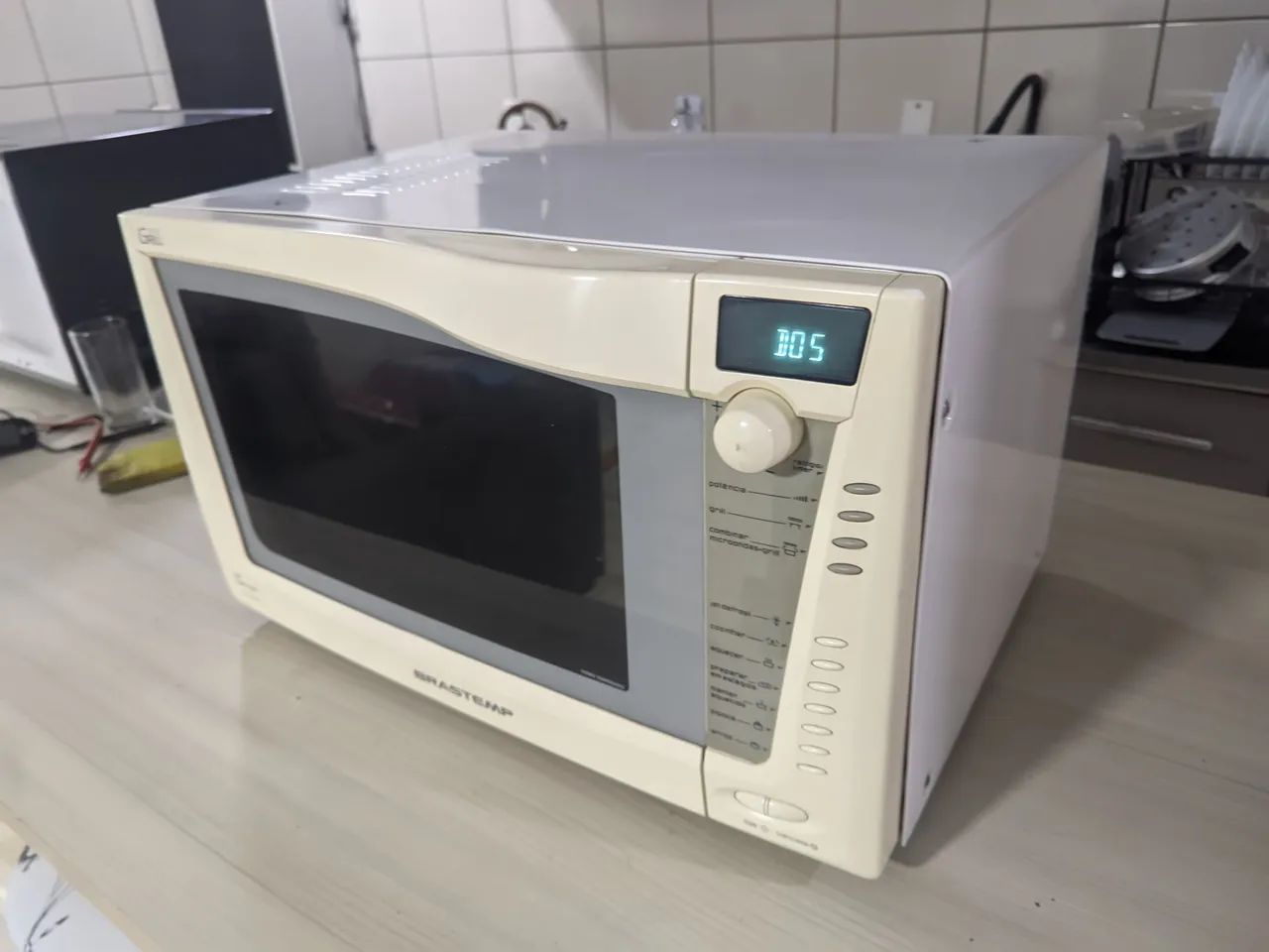 Microondas Brastemp Grill 36L funcionando perfeitamente.