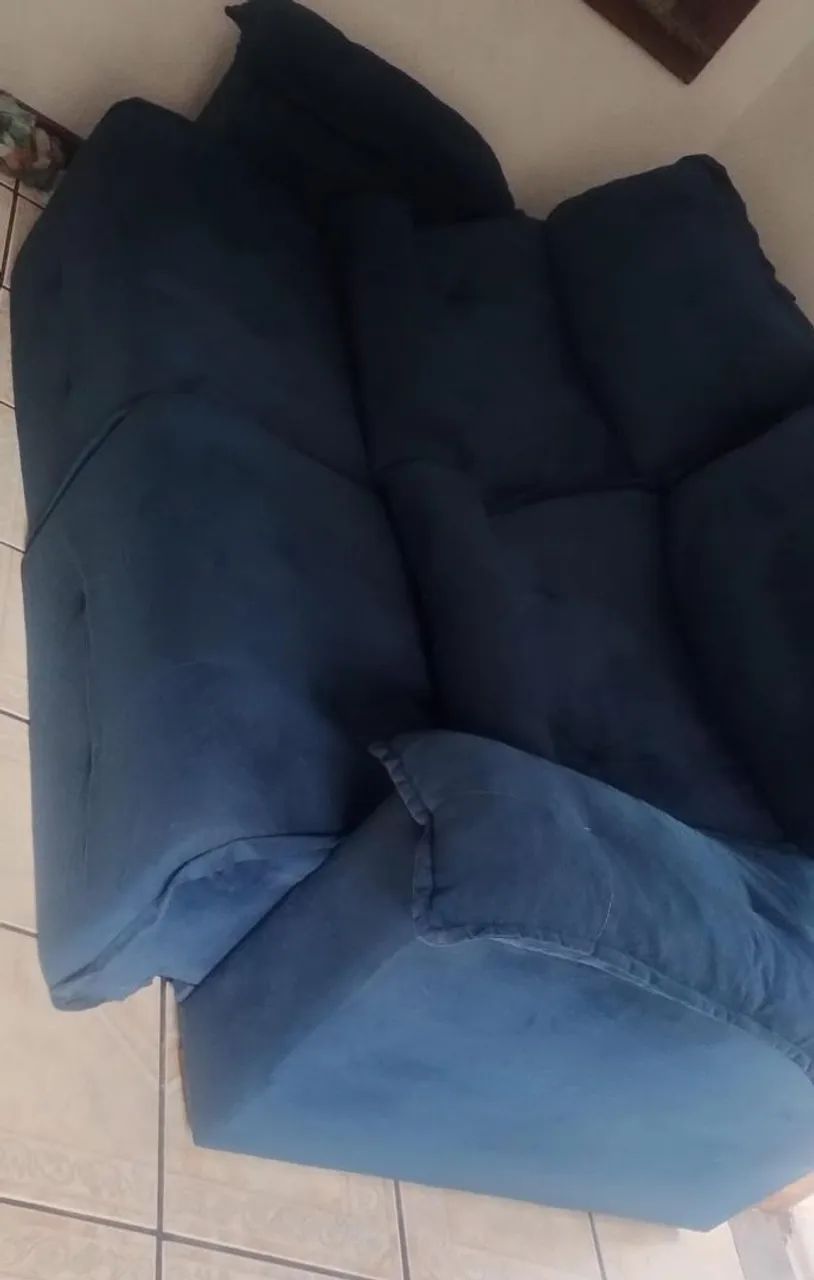 Sofá retrátil 2 lugares, na cor azul, 6 meses de uso praticamente novo.65580472913538124
