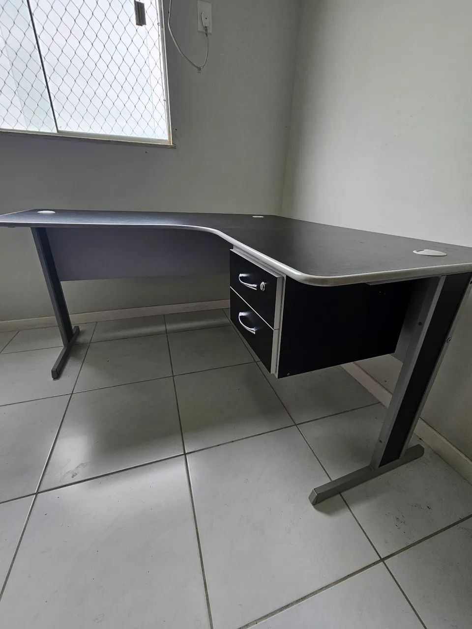 Mesa de Escritório em Canto (L) - Robusta, Estável e com Gaveta de Chave - Foto 3