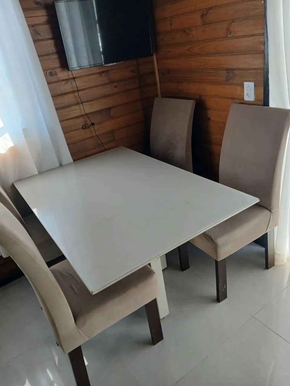 Mesa 4 cadeiras sem detalhes 