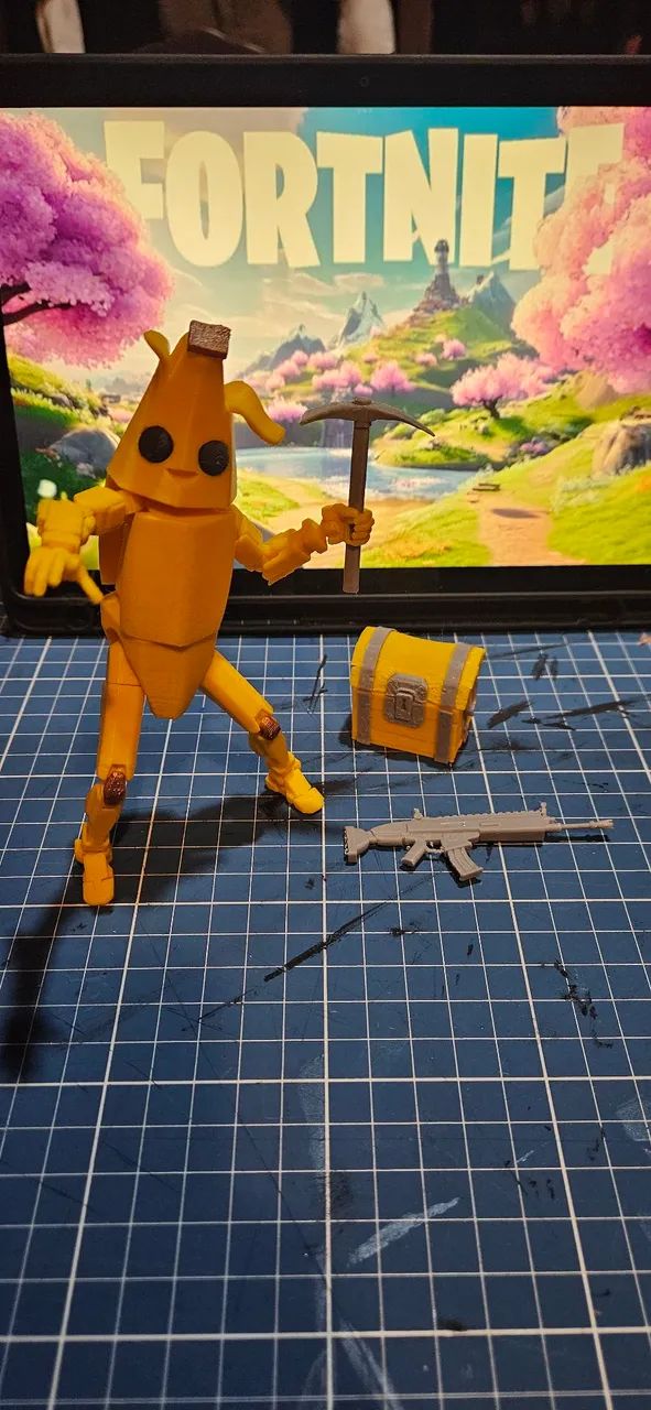 Boneco Articulado Peely Fortnite + Kit Armas E Baú Em ABS