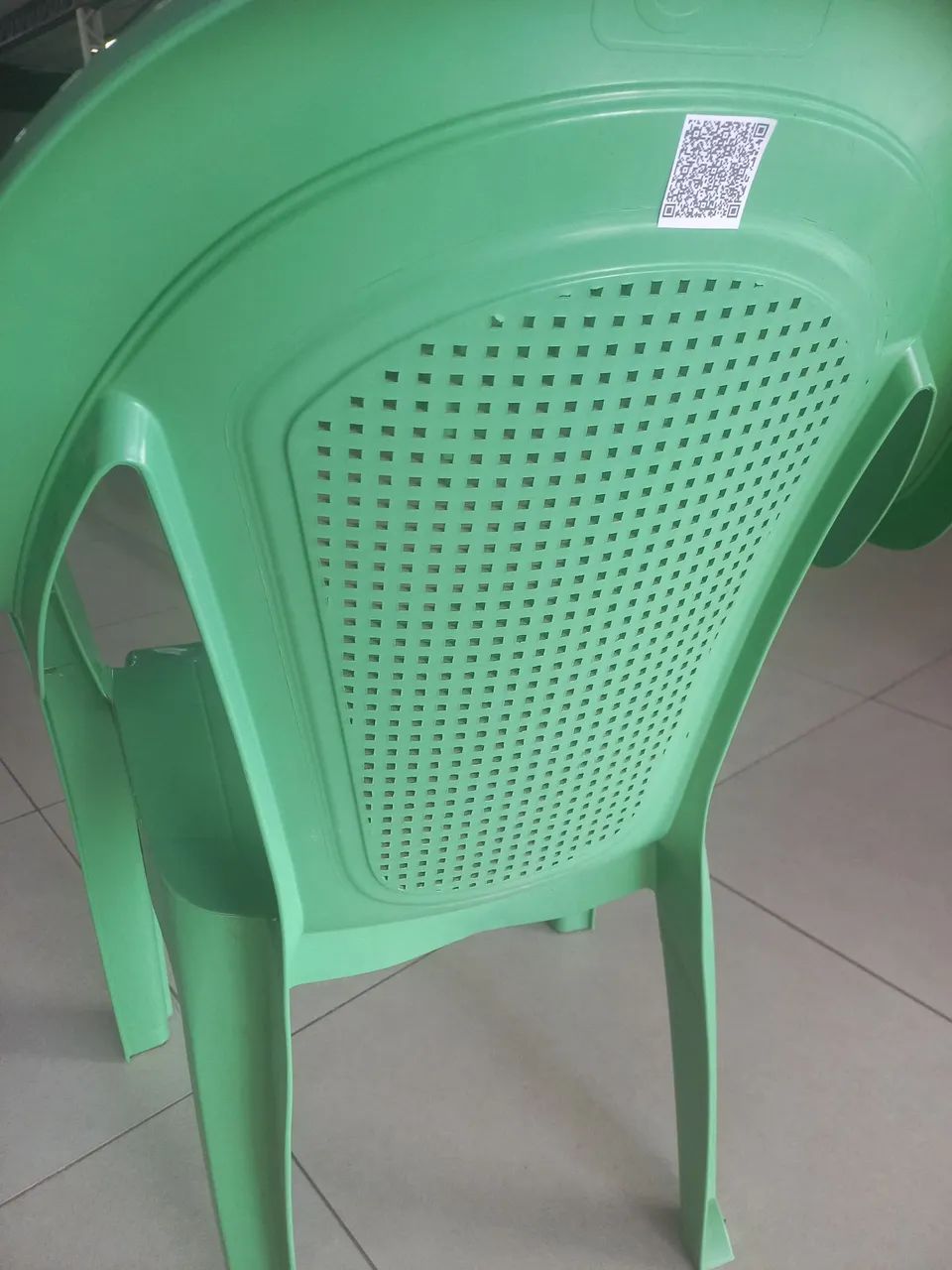 Vendo cadeiras de plástico com braços  - Foto 4