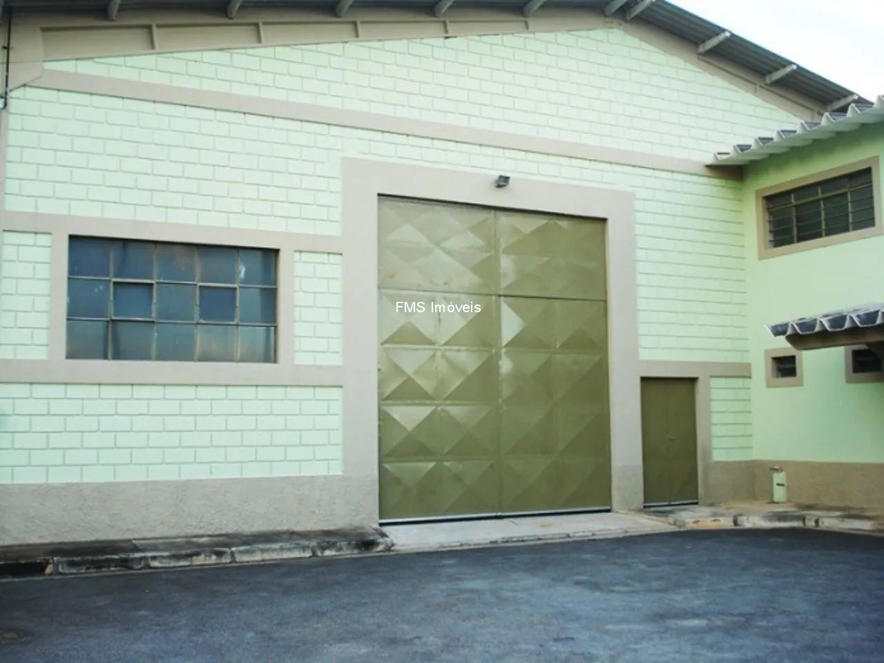 Galpão com 1130m2 em Atibaia.