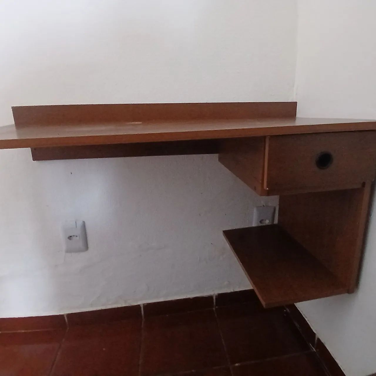 Escrivaninha suspensa com 1 gaveta