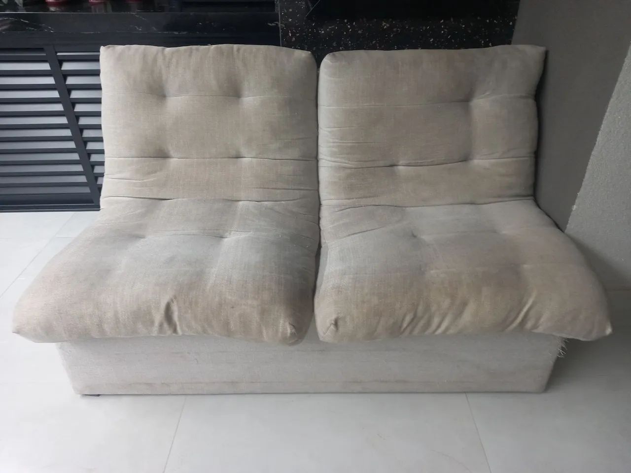 Sofá de 2 lugares.