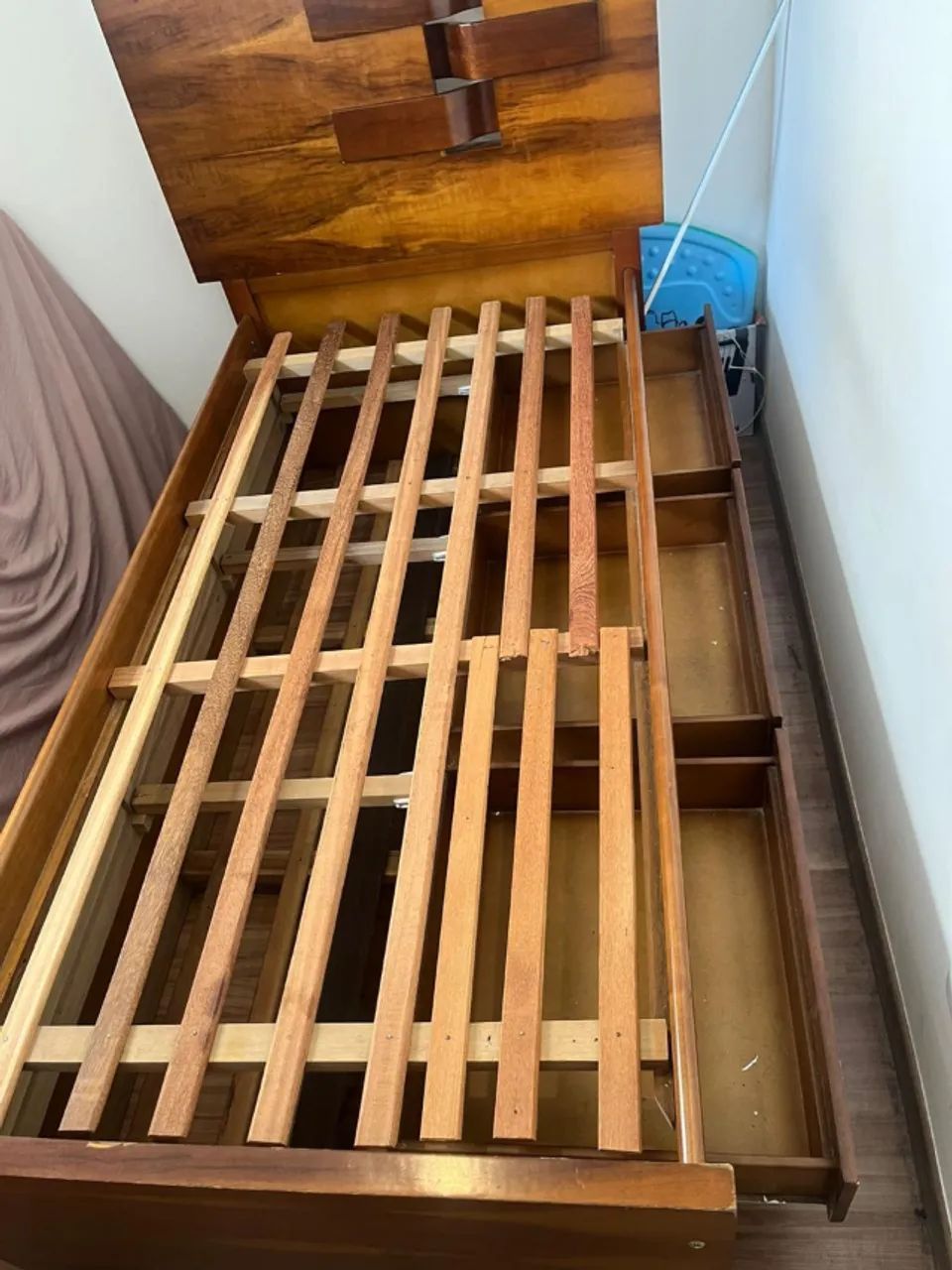 Cama de Solteiro em Madeira com Cabeceira - Ótimo Estado - Foto 5