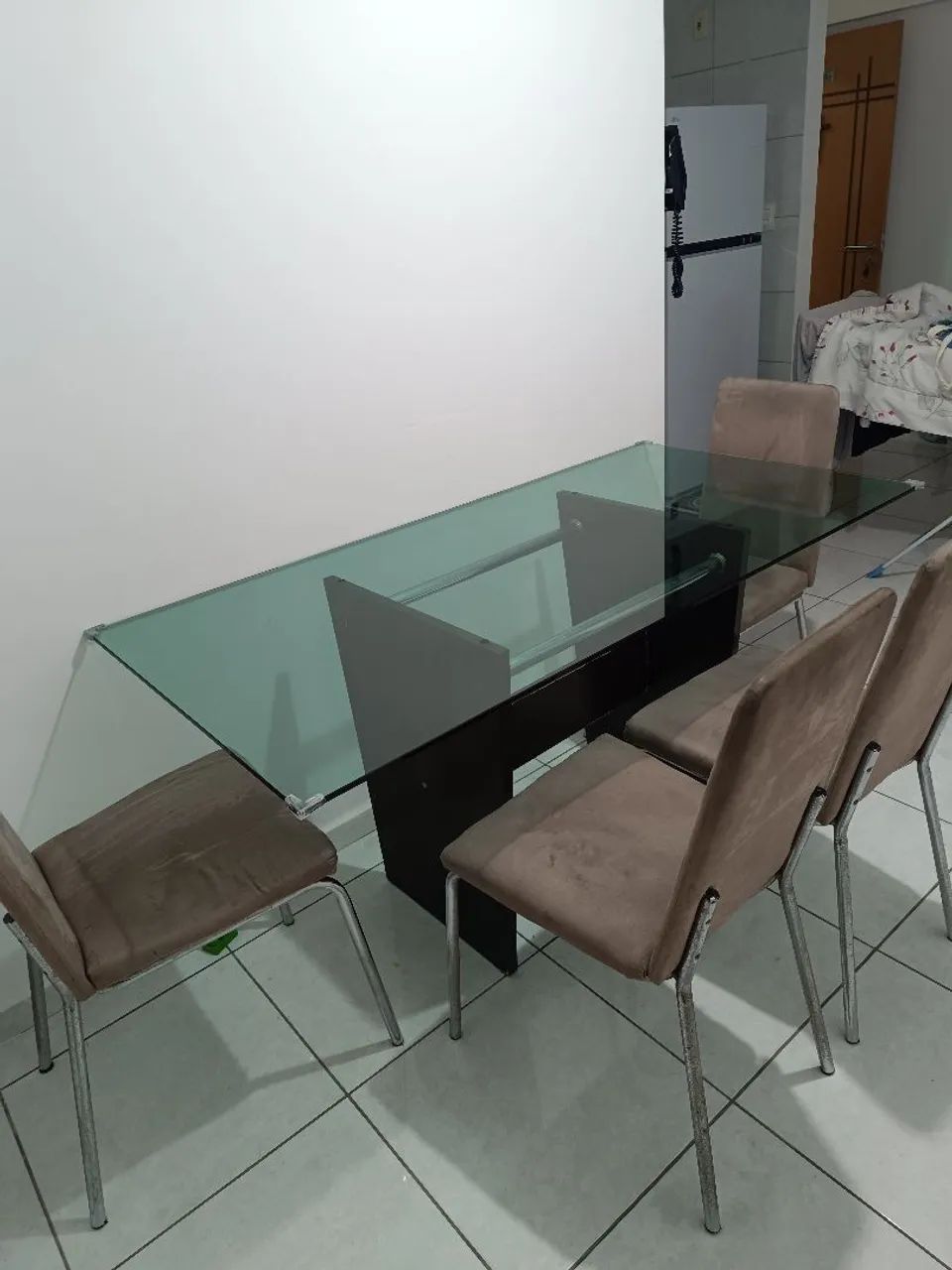 Mesa tampo de vidro com 4 cadeiras