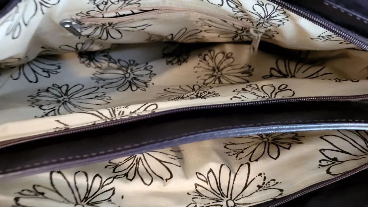 Bolsa tote grande, Grazielle, em couro legítimo, cor preta e marrom escuro.  - Foto 4