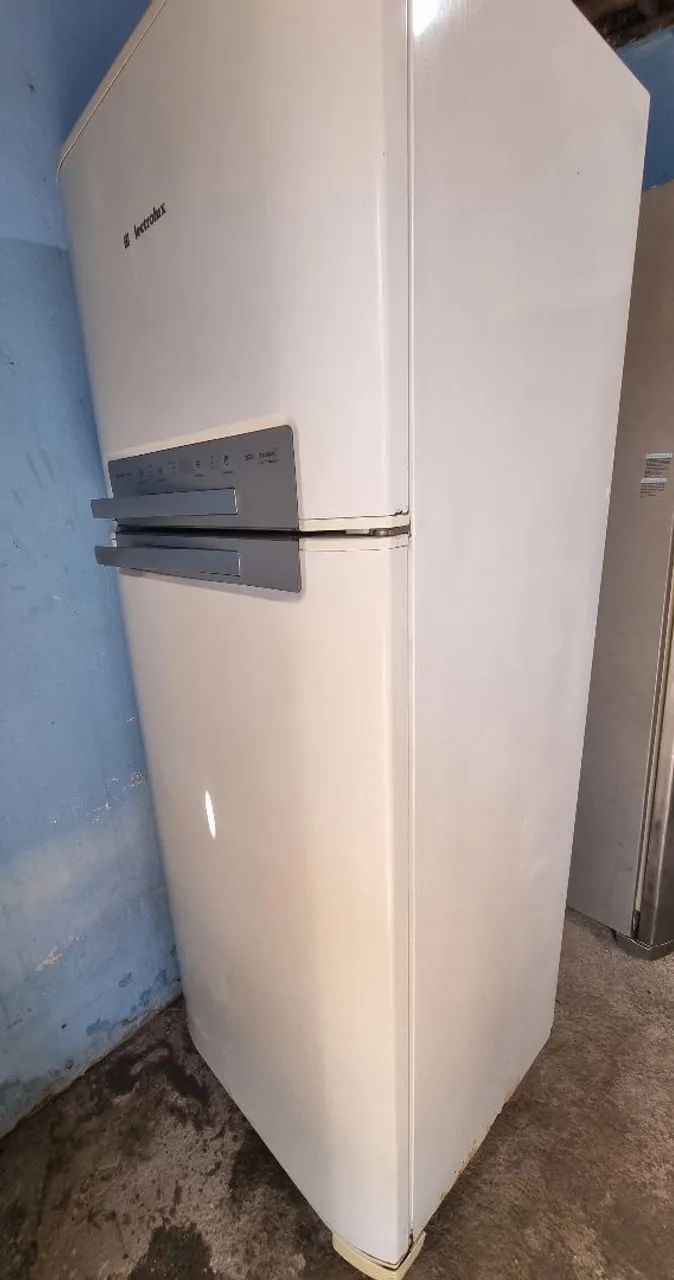 Vendo Geladeira Eletrolux Frost free - Foto 3