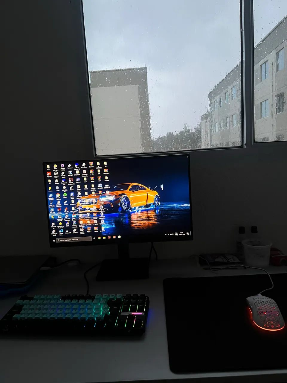 Monitor, mouse, teclado, mouse pad e mesa 