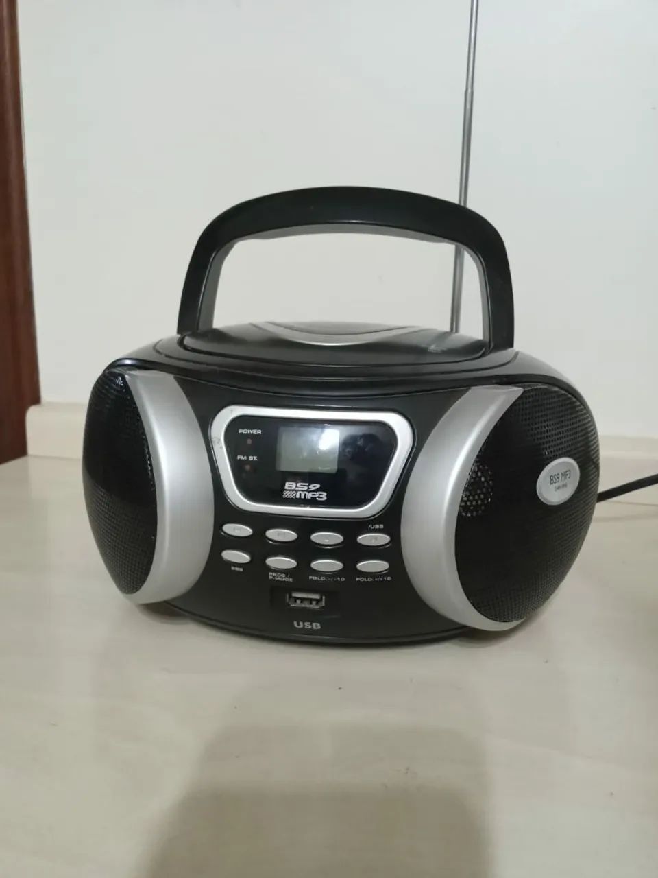 Rádio portatil AM/FM Briatania - Conservado  - Foto 4