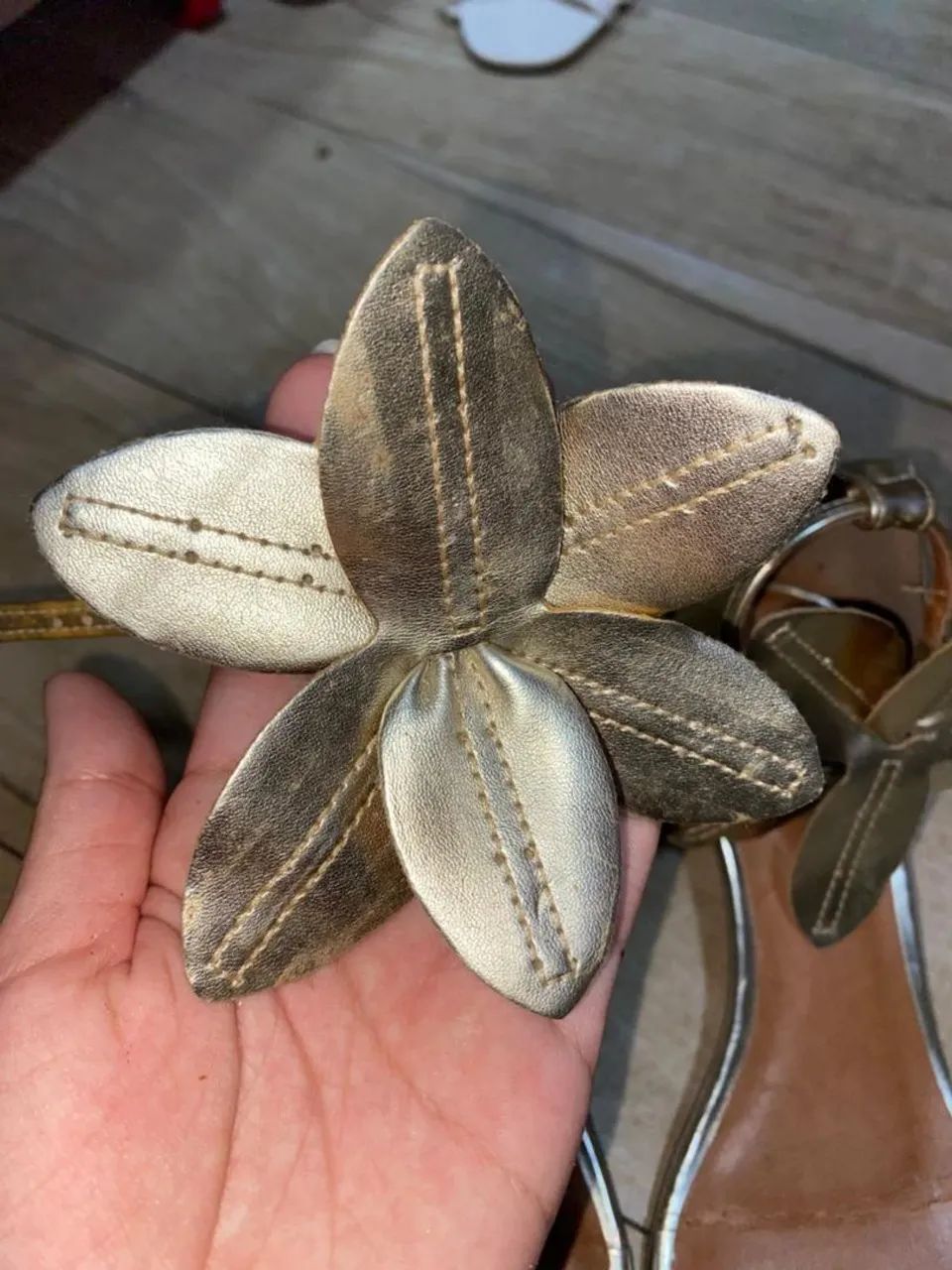 Salto dourado com flor - tamanho 37 - Foto 4