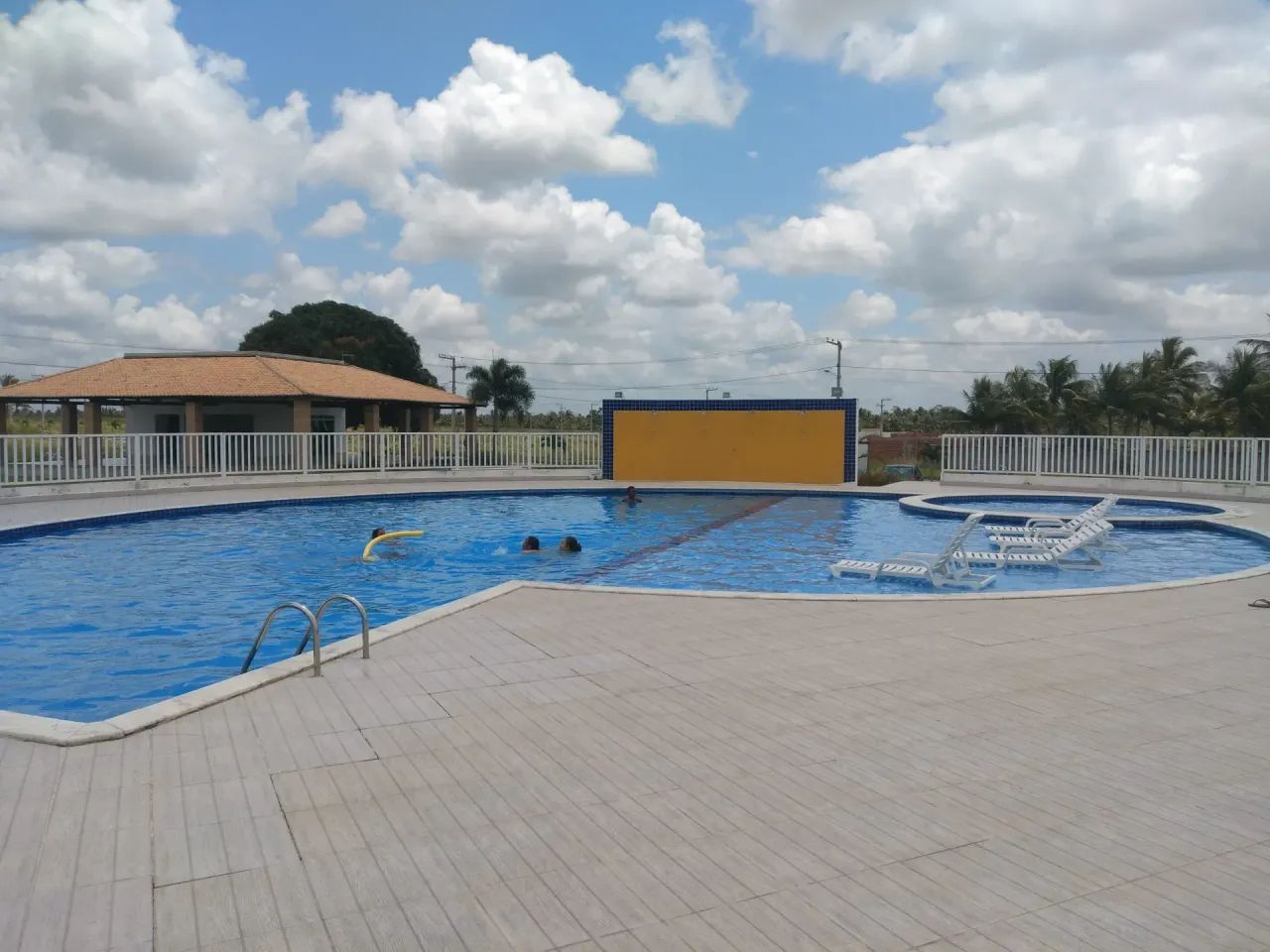 VENDO LOTE NO CONDOMÍNIO REAL VILLE, EM RIO REAL/BA