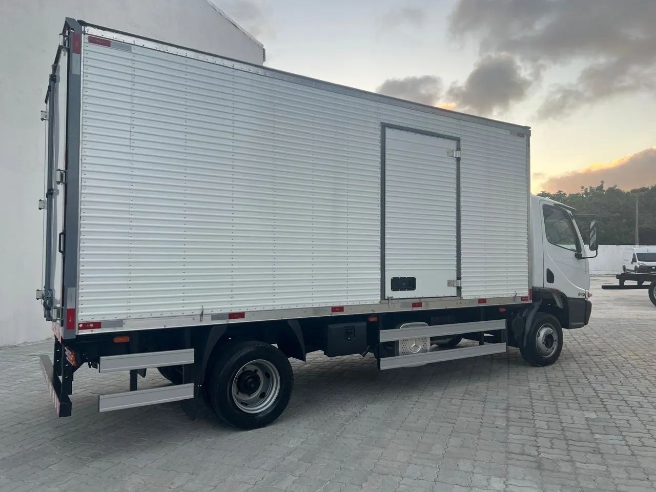 Accelo 815 2015 Baú 5,50m - Foto 5