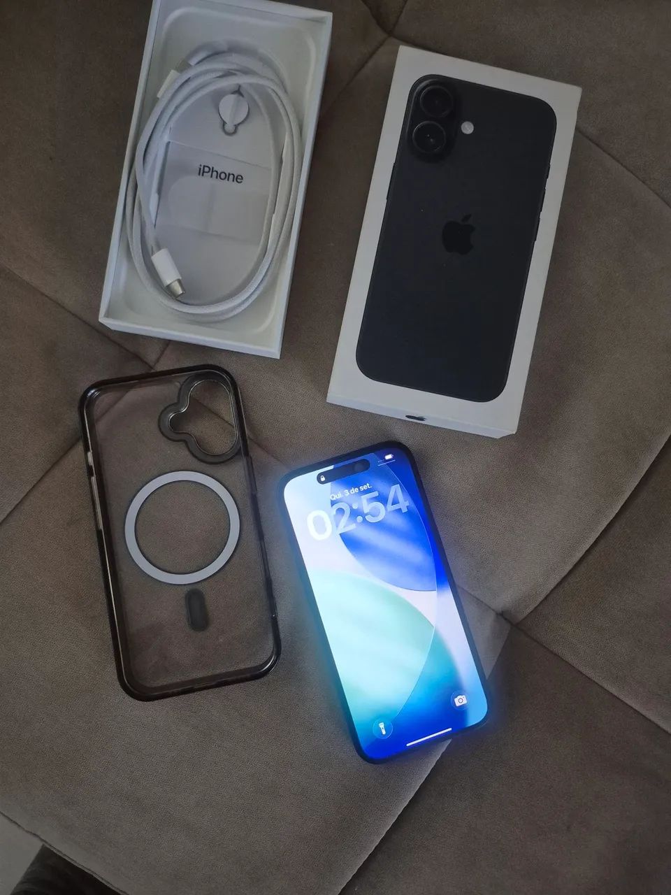 IPhone 16 com capinha original e cabo