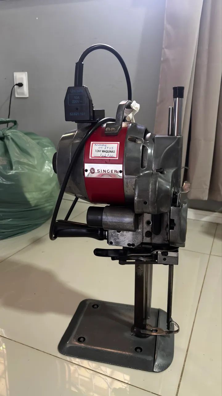 Máquina de cortar tecido SINGER (8 polegadas)