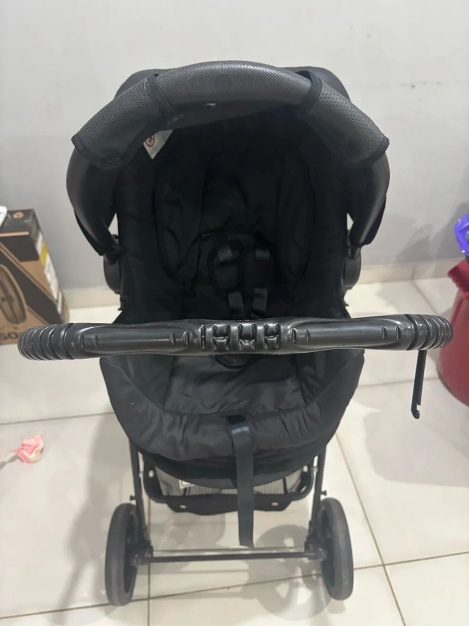 Vendo carrinho com bebê conforto 