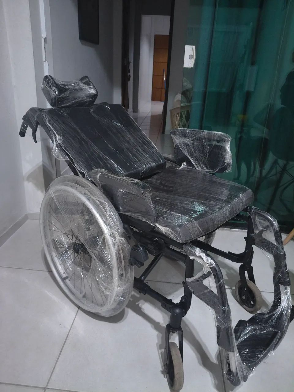 Cadeira de roda reclinável com encosto de cabeça - Foto 5