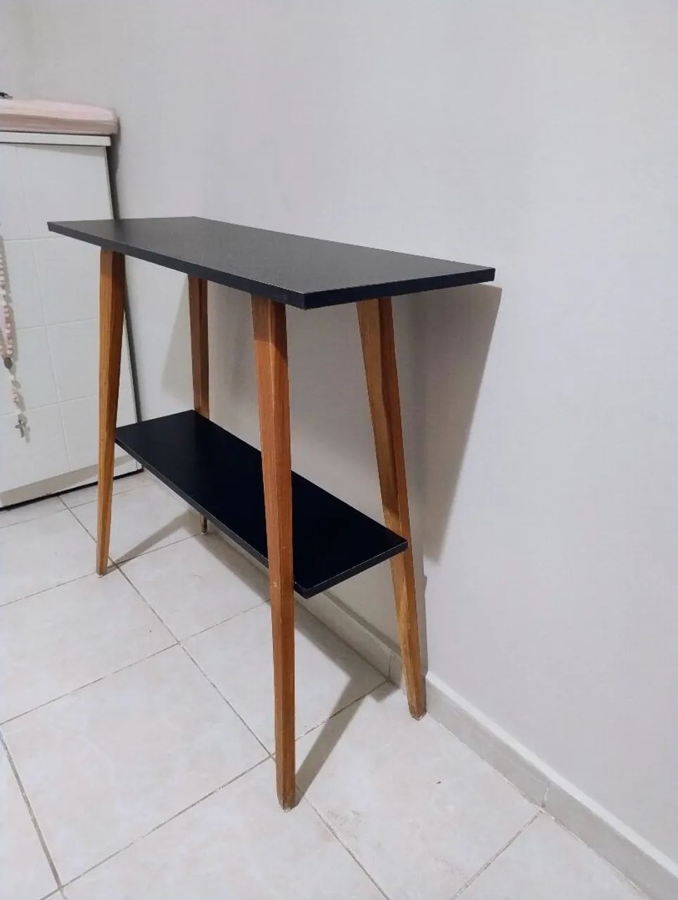 Aparador/Mesa com tampo preto e pés de madeira - Ótimo estado - Foto 4
