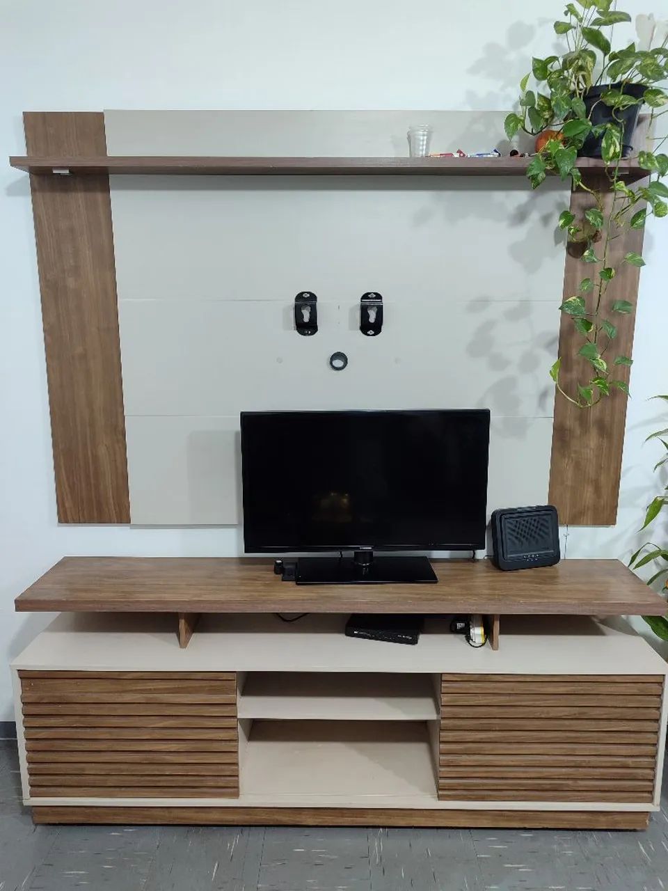 ESTANTE HACK COM PAINEL MARROM BEGE
