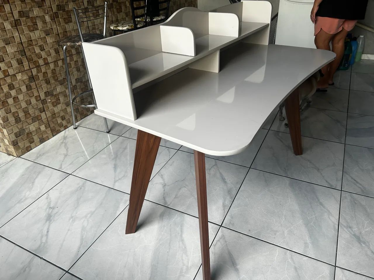Mesa de escritório/estudo com nichos - Foto 2