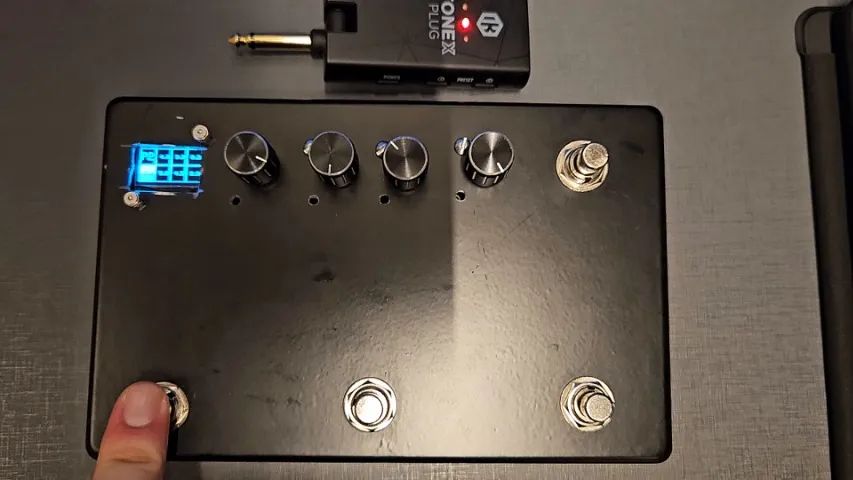 CONTROLADORA FOOTSWITCH para TONEX PLUG 4 footswitches 4 knobs display OLED e bateria int - Foto 4