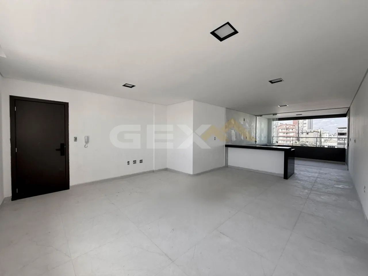 Apartamento à venda no Centro, 3 quartos sendo 1 suíte e 2 vagas.